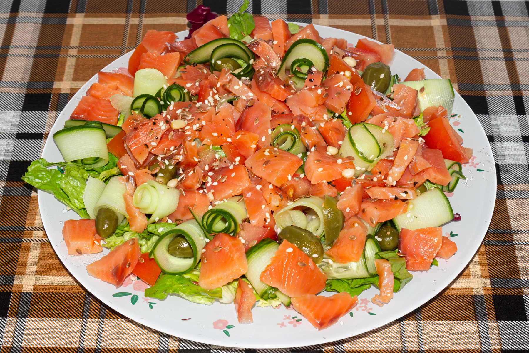 Салат с семгой и каперсами