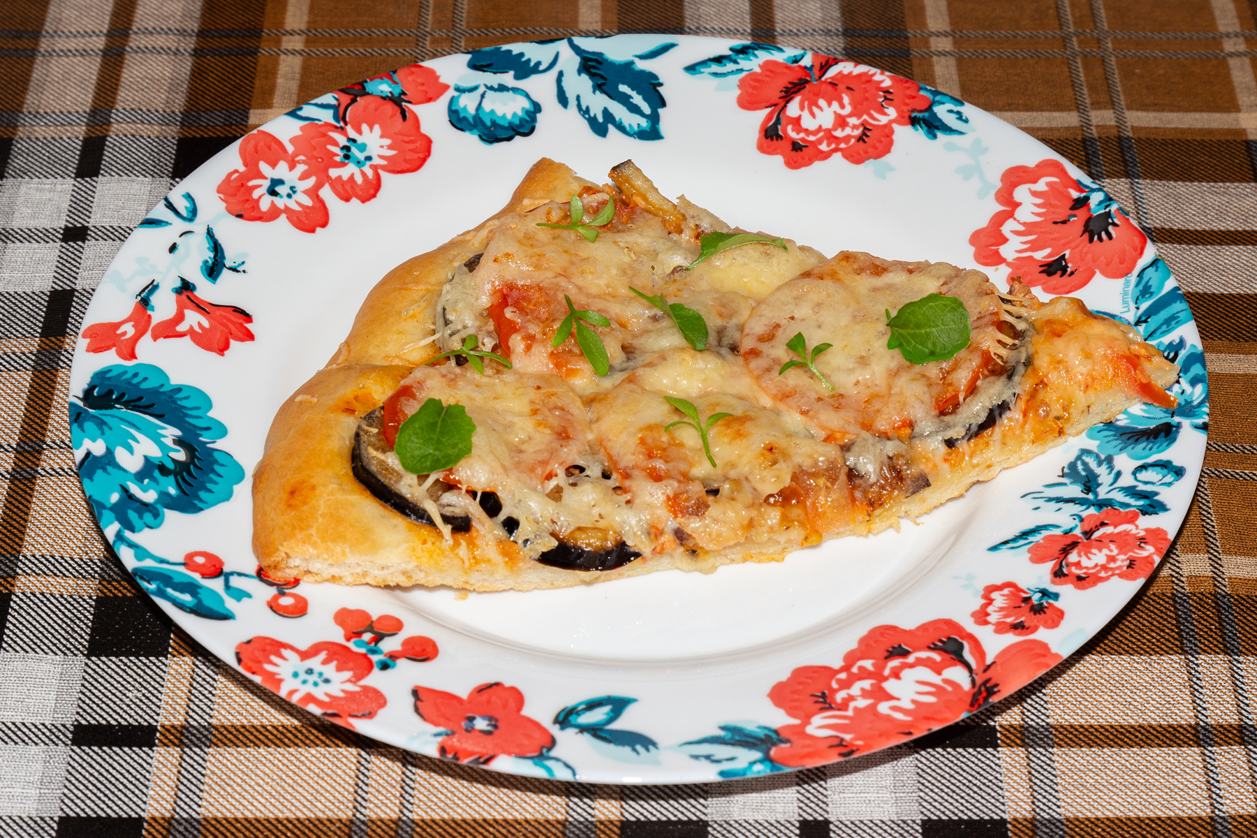 Бездрожжевая пицца с баклажанами и помидорами