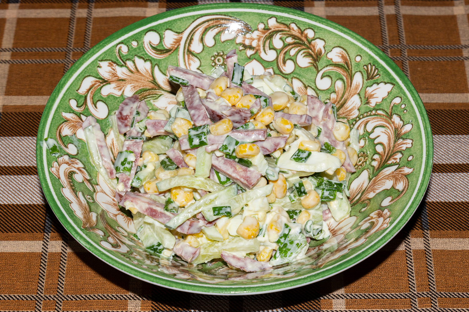 Фото к рецепту Салат с копчёной колбасой Салат с копчёной колбасой