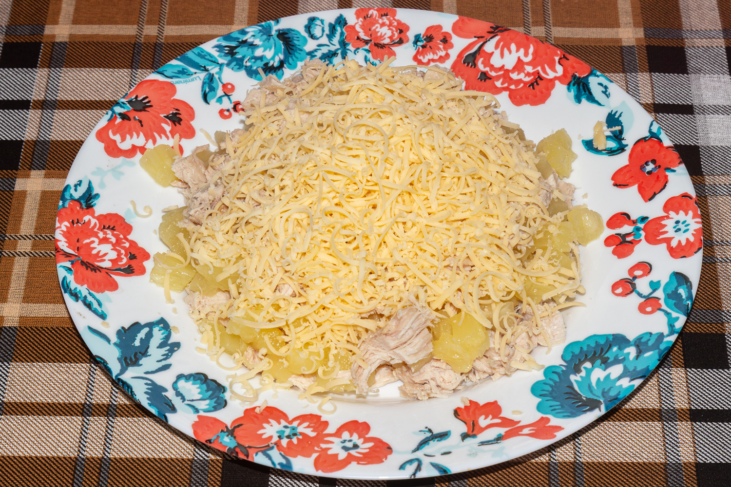 натертый сыр по рецепту Салат с курицей и ананасами