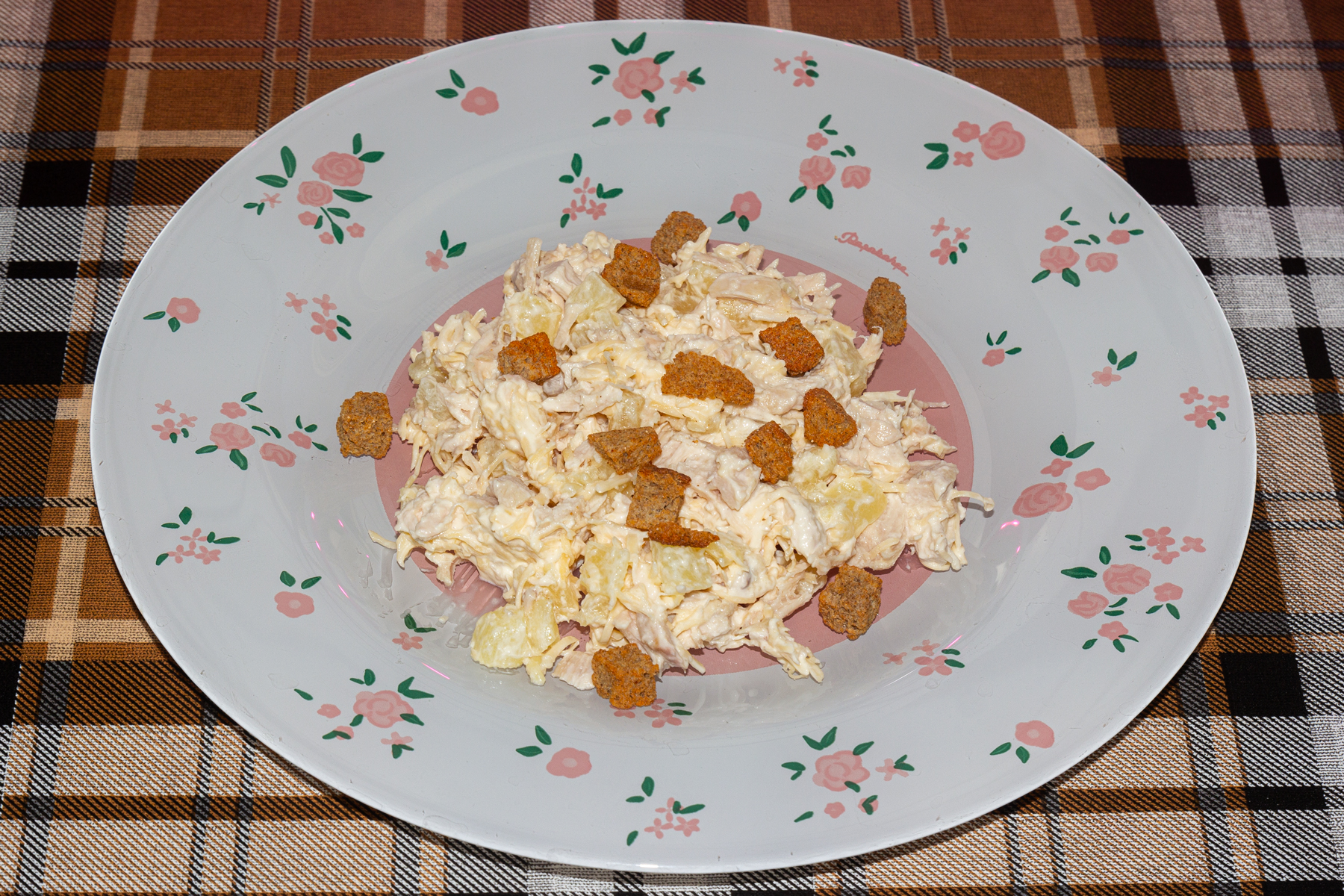 Салат с курицей и ананасами
