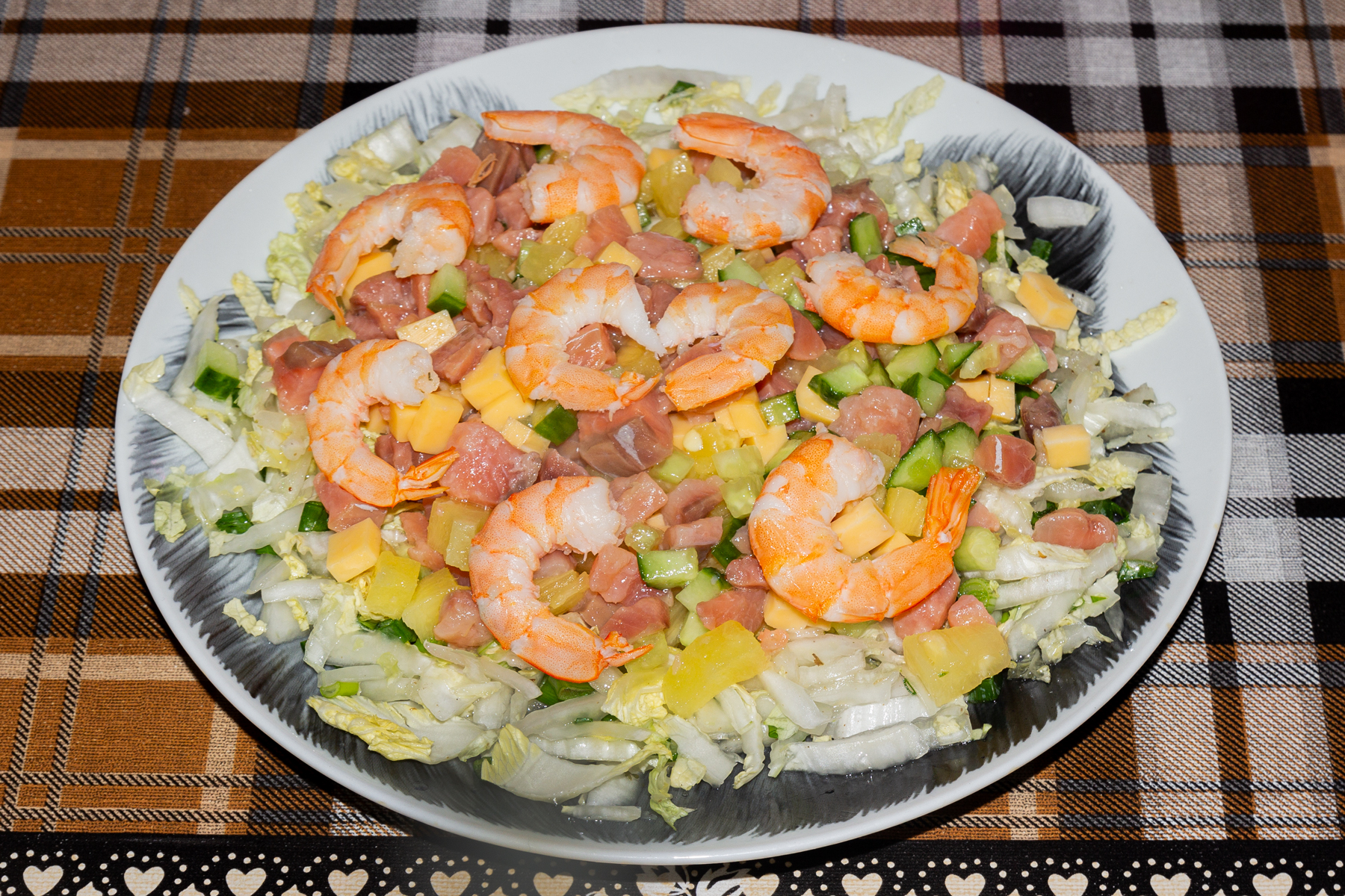 Фото к рецепту Салат с пекинской капустой, форелью и ананасом Салат с пекинской капустой, форелью и ананасом