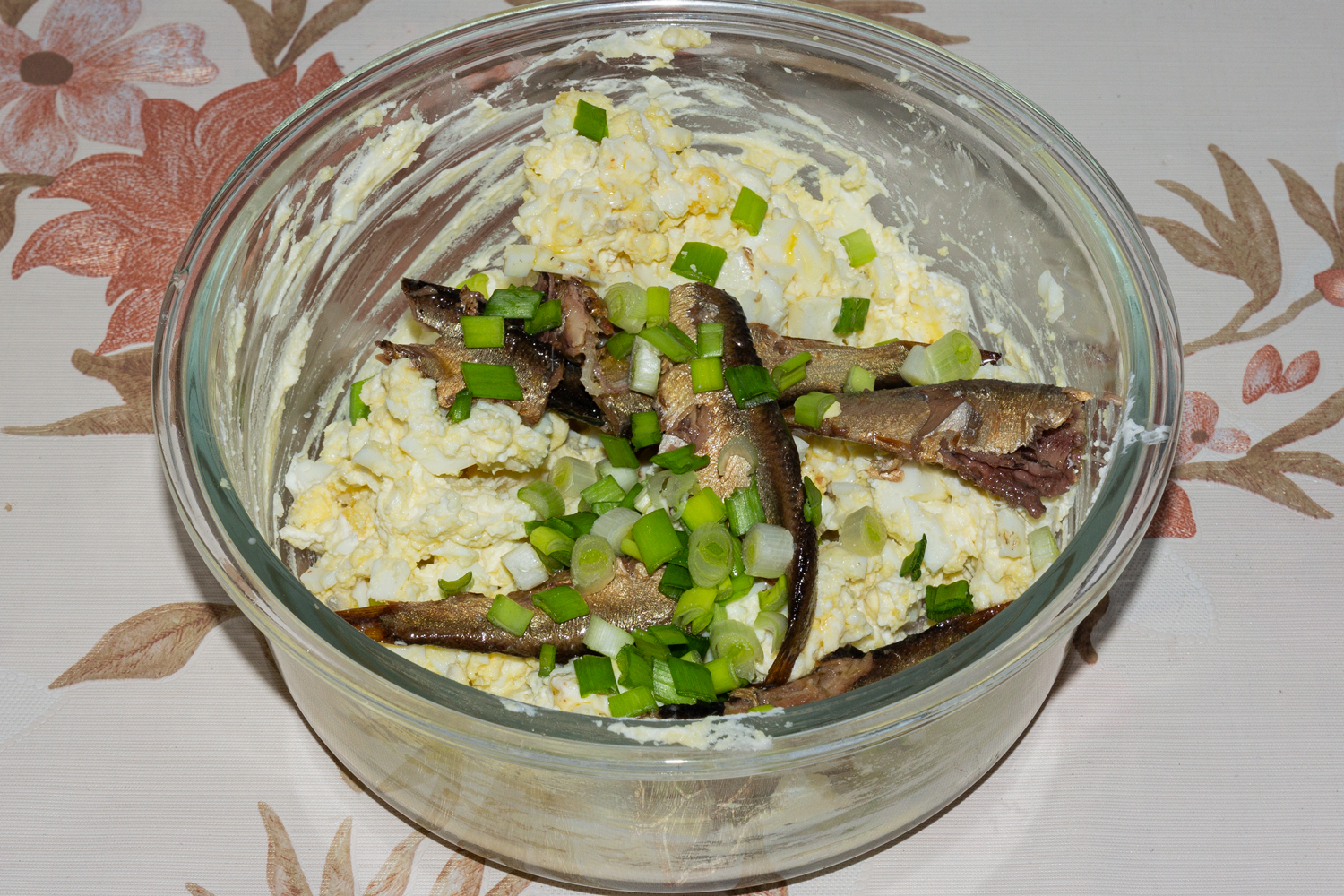 смесь из яиц и шпрот по рецепту Бутерброды со шпротами и творожным сыром