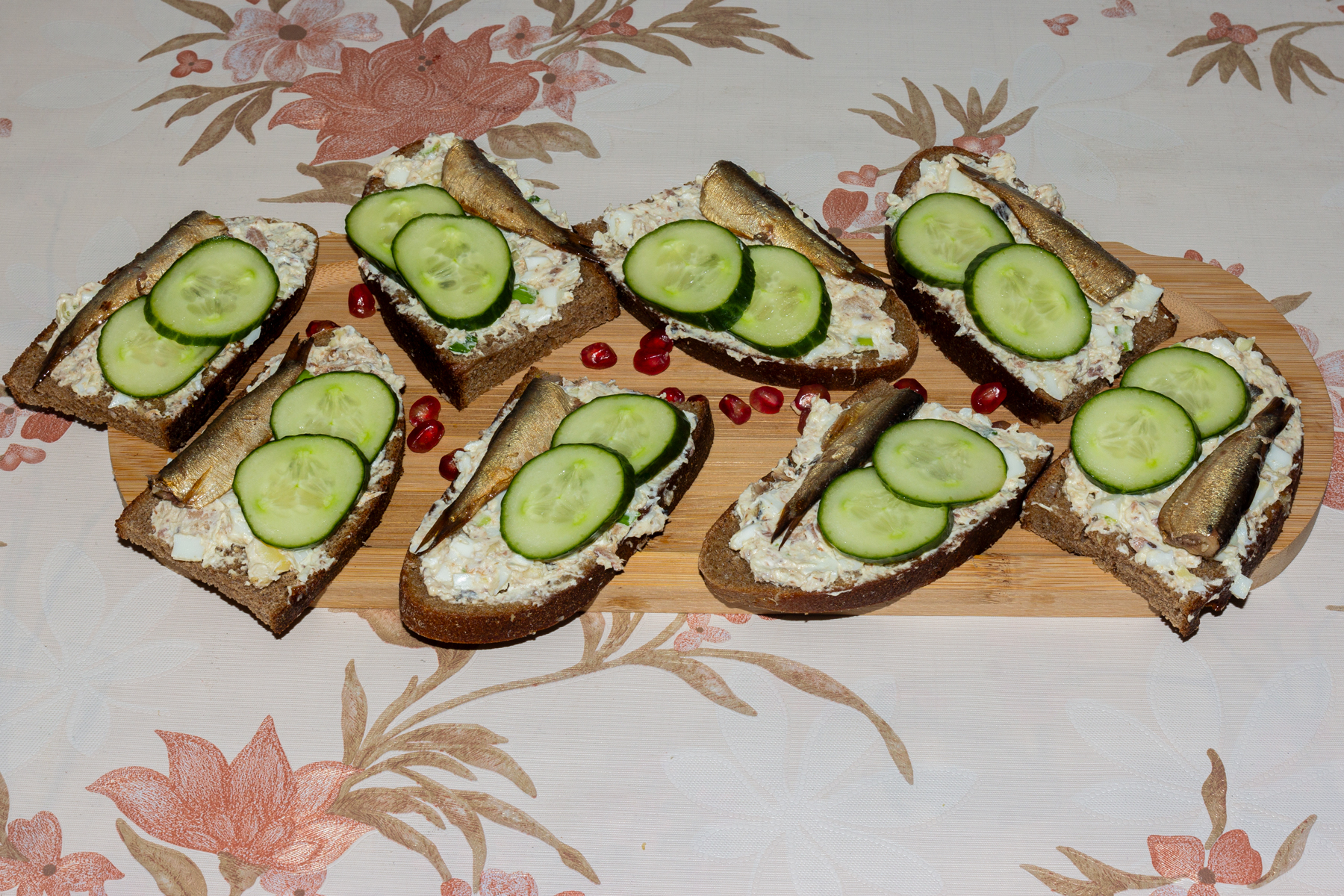 Бутерброды со шпротами и творожным сыром (2)