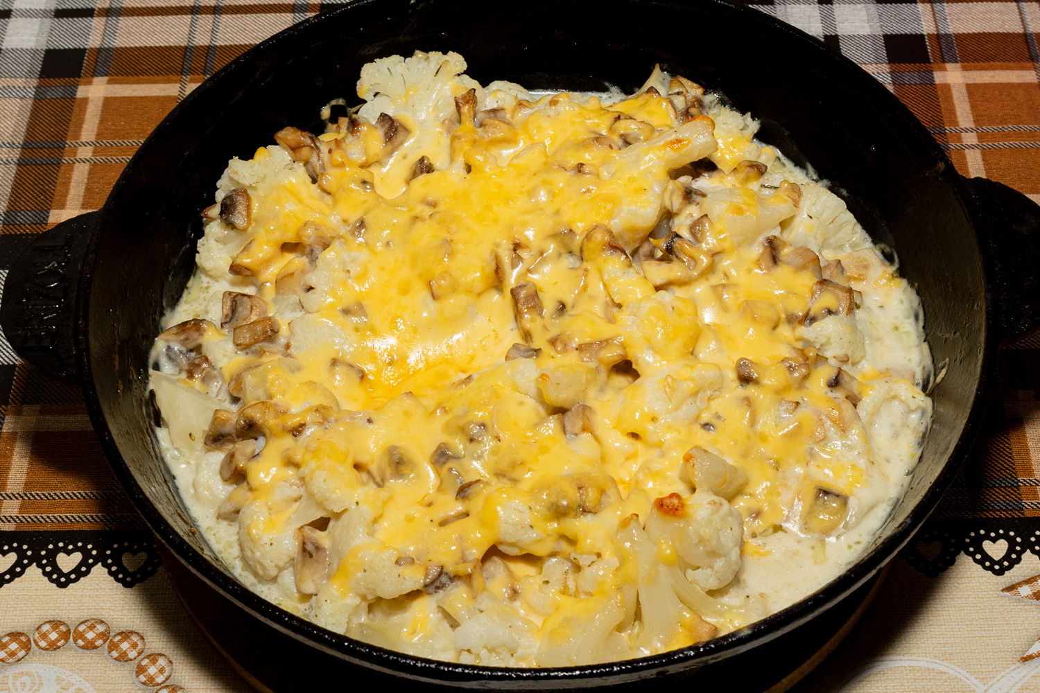 готовая запеканка по рецепту Цветная капуста, запечённая в сливочно-сметанном соусе с грибами