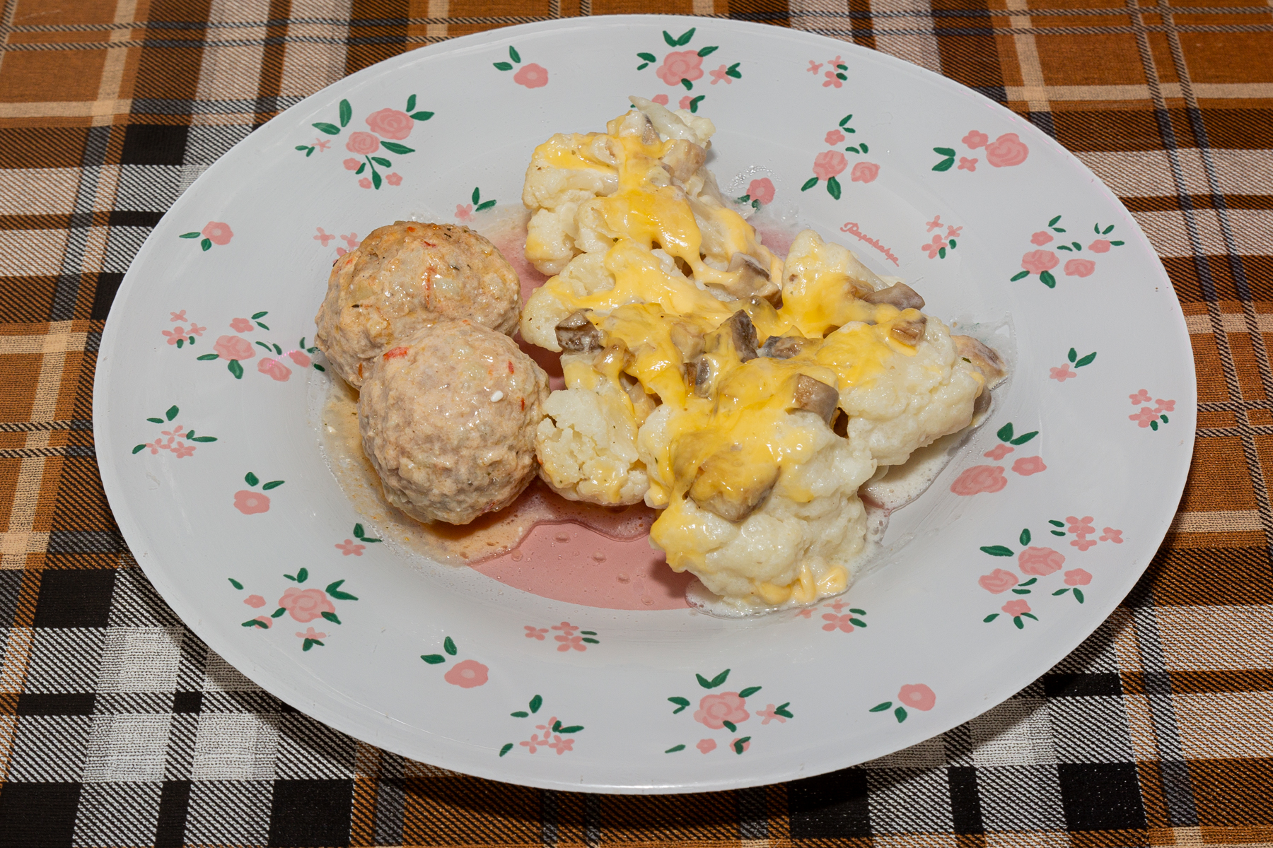 Цветная капуста, запечённая в сливочно-сметанном соусе с грибами