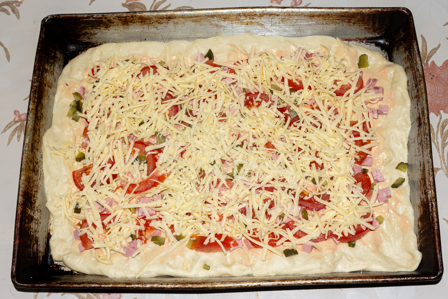 продукты выложенные на тесто по рецепту Пицца с колбасой и огурцами