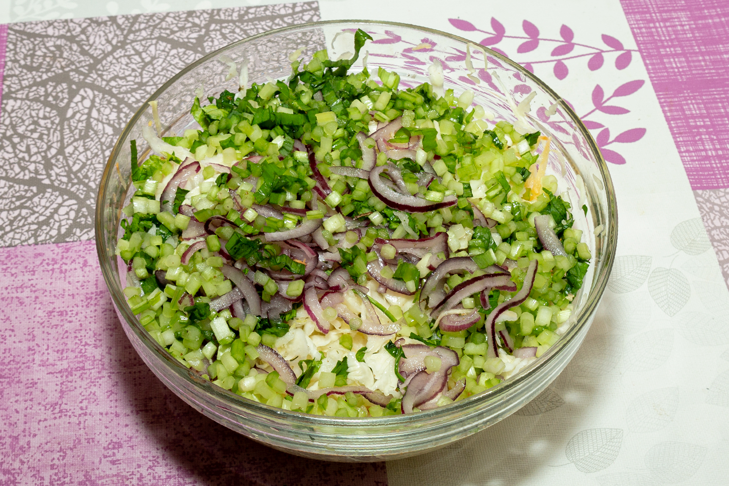 нарезанные продукты по рецепту Салат из капусты с морковью