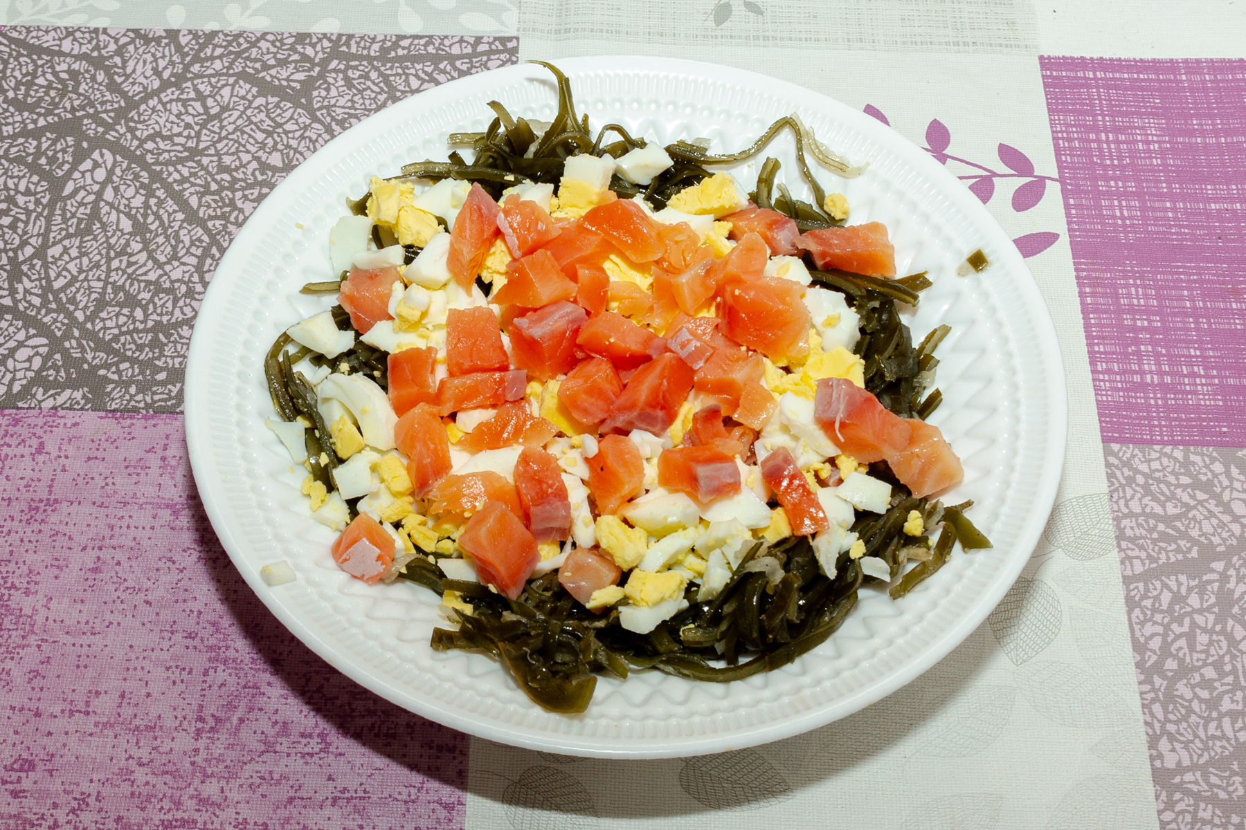 Фото к рецепту Салат из морской капусты, красной рыбы и яиц Салат из морской капусты, красной рыбы и яиц