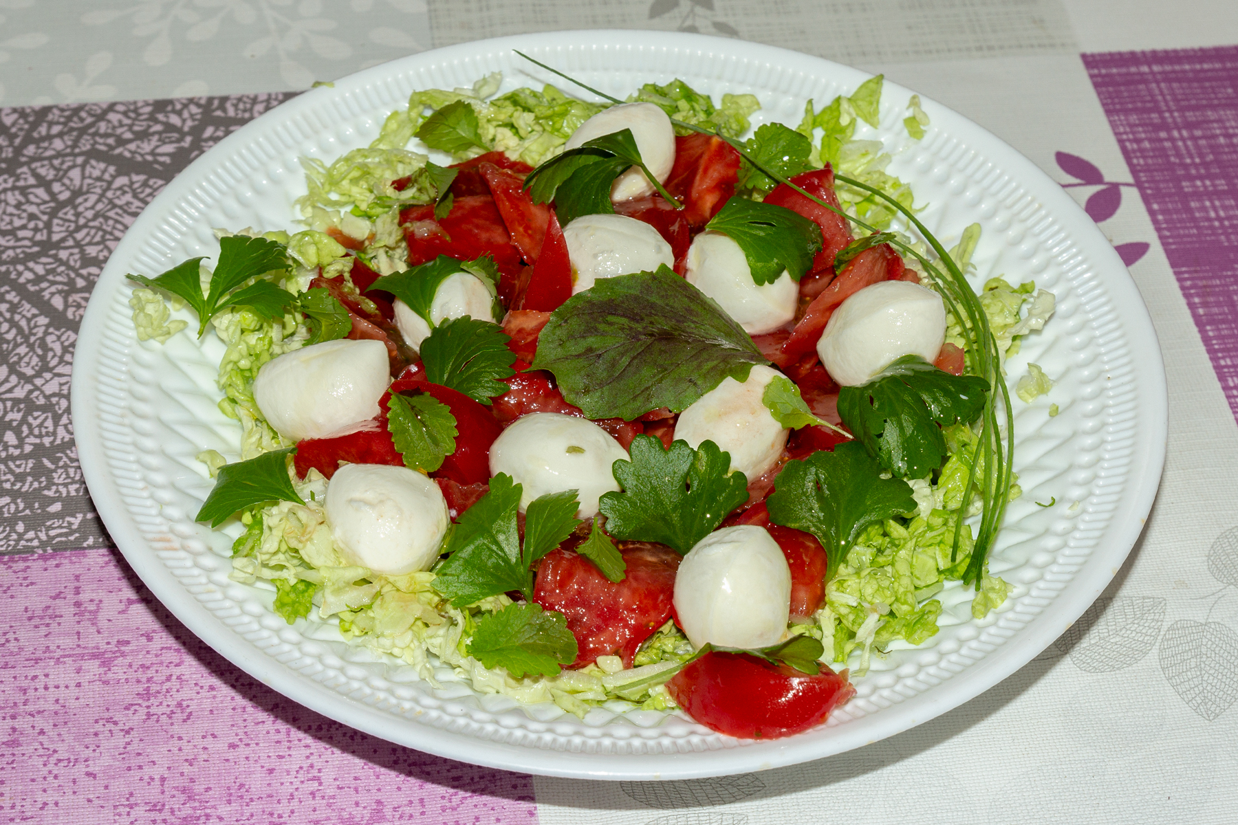 Салат из пекинской капусты с брынзой и помидорами