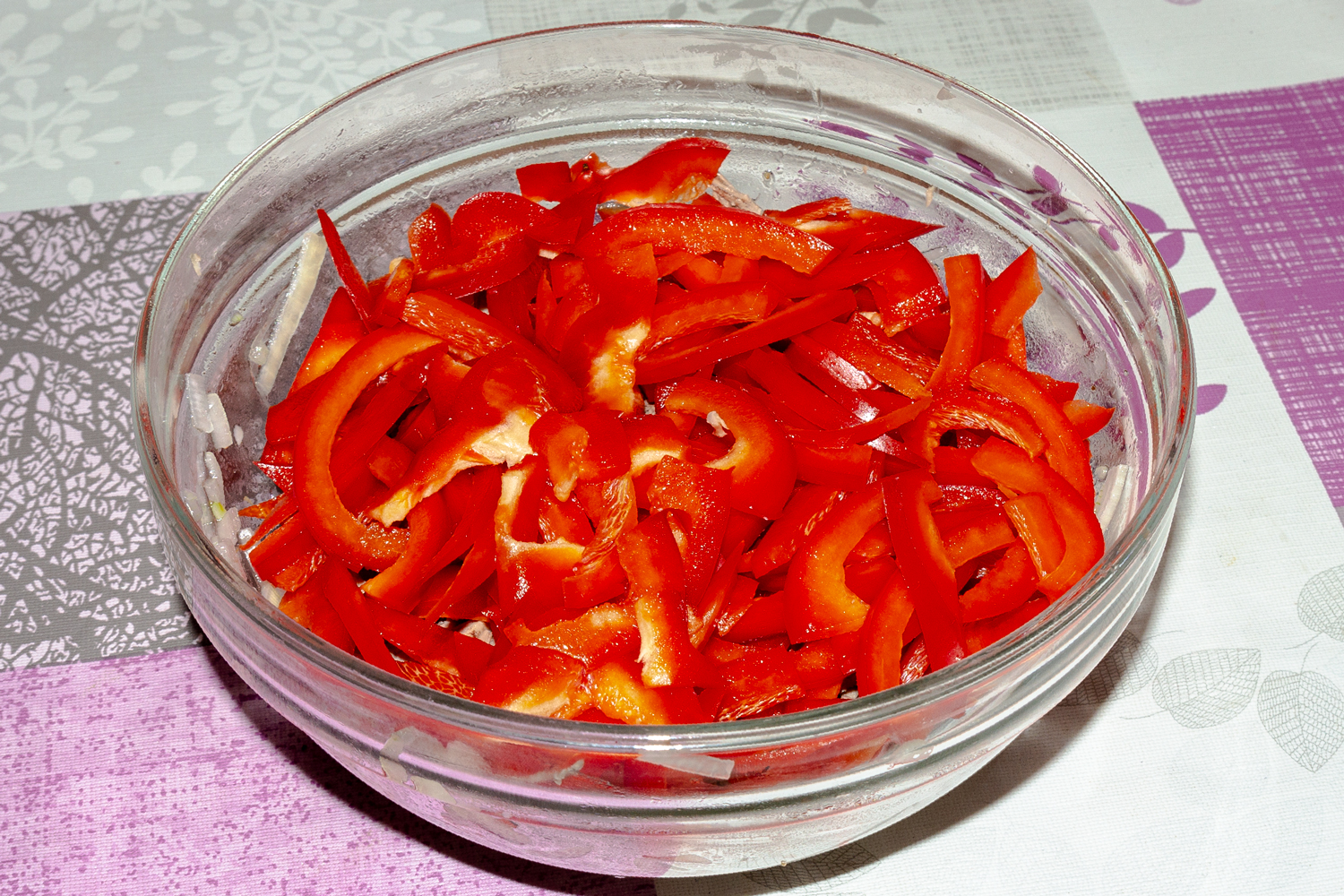 нарезанные овощи по рецепту Салат из отварной говядины с болгарским перцем и огурцом