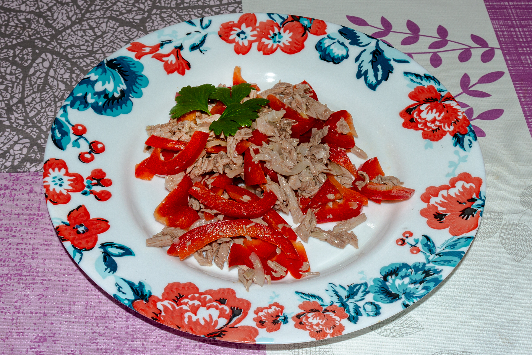 Салат из отварной говядины с болгарским перцем и огурцом