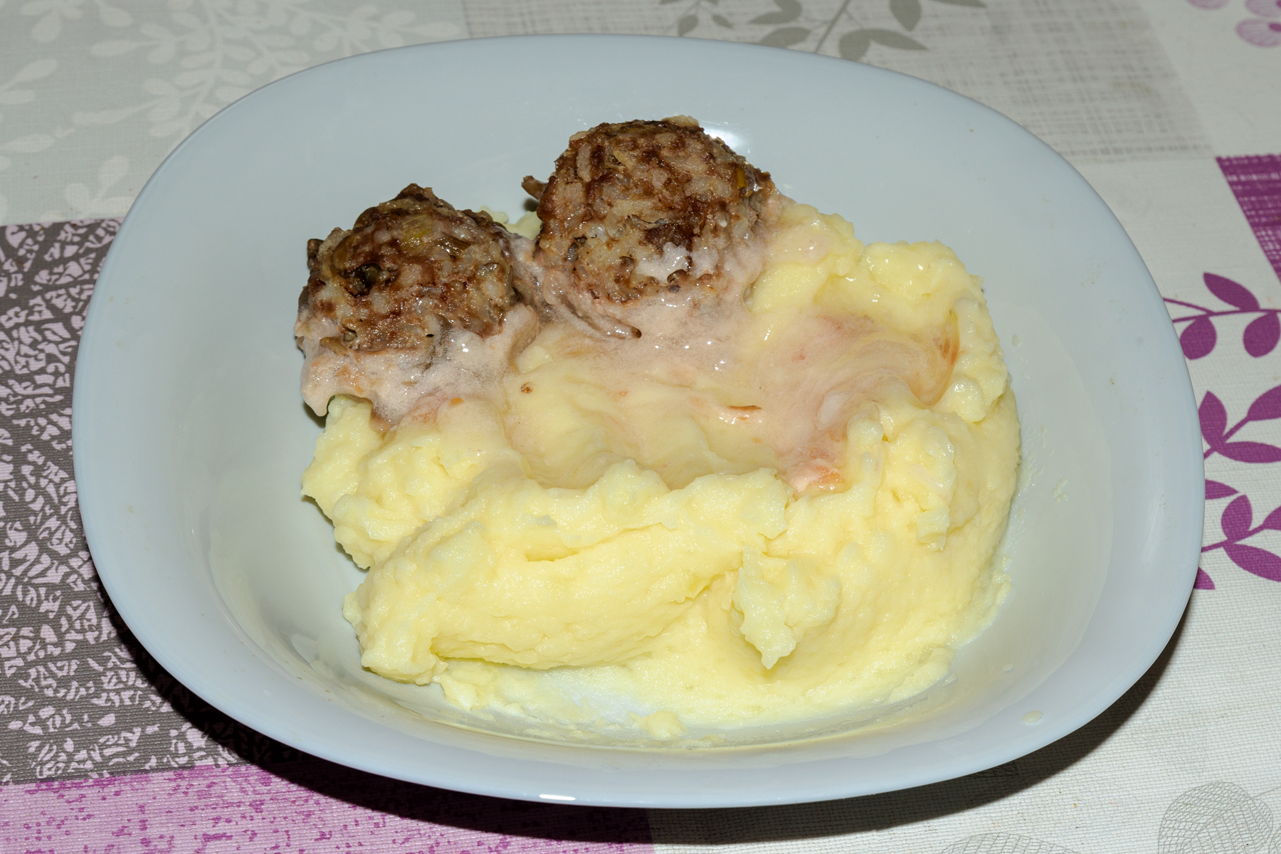 Тефтели с грибами в томатно-сметанном соусе