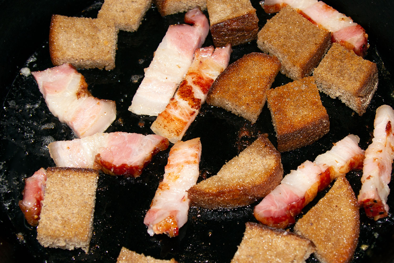 Обжарить хлеб с беконом для рецепта