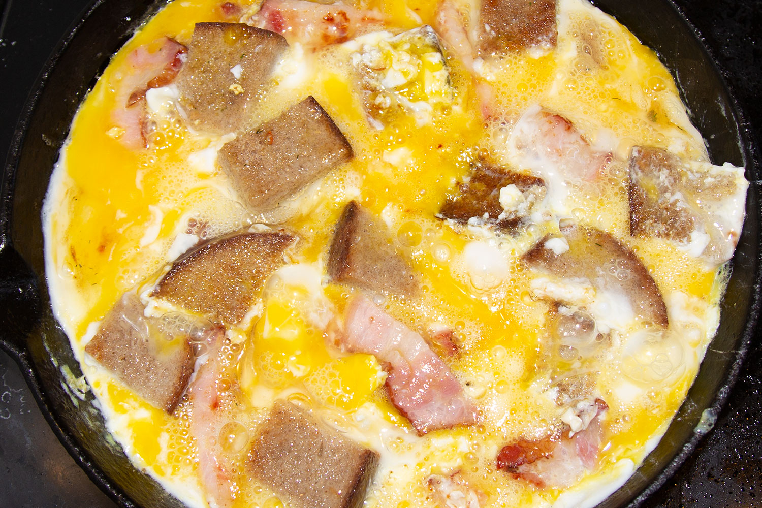 Взбить яйца и залить ими хлеб для рецепта