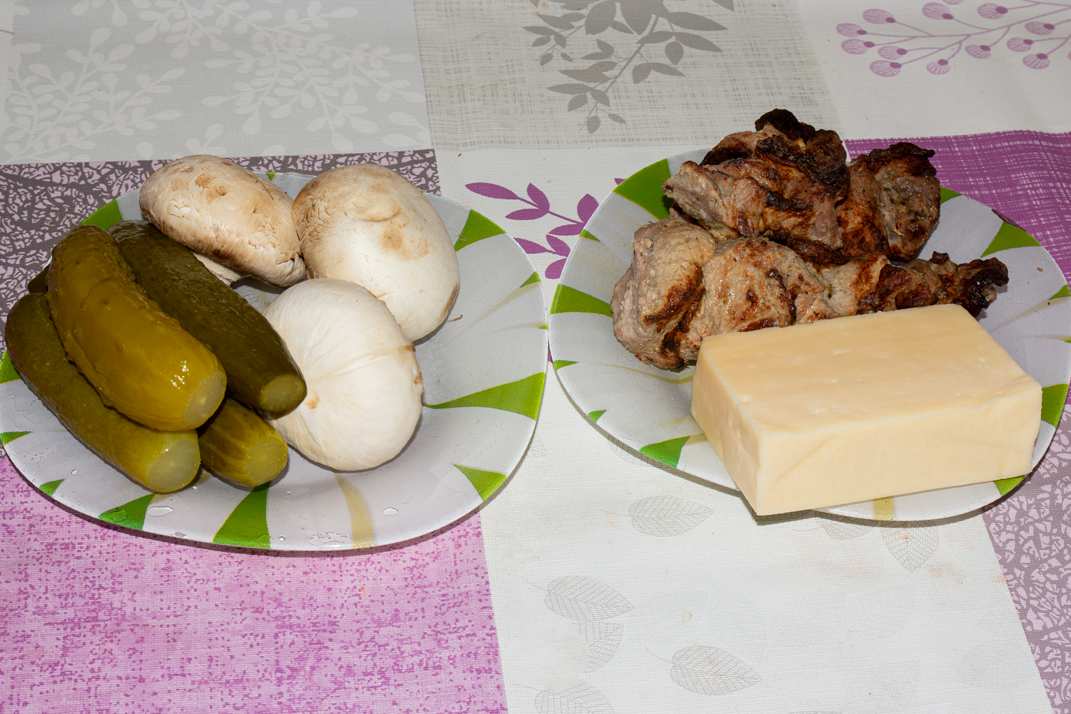 продукты для рецепта Салат с шашлыком и жареными шампиньонами