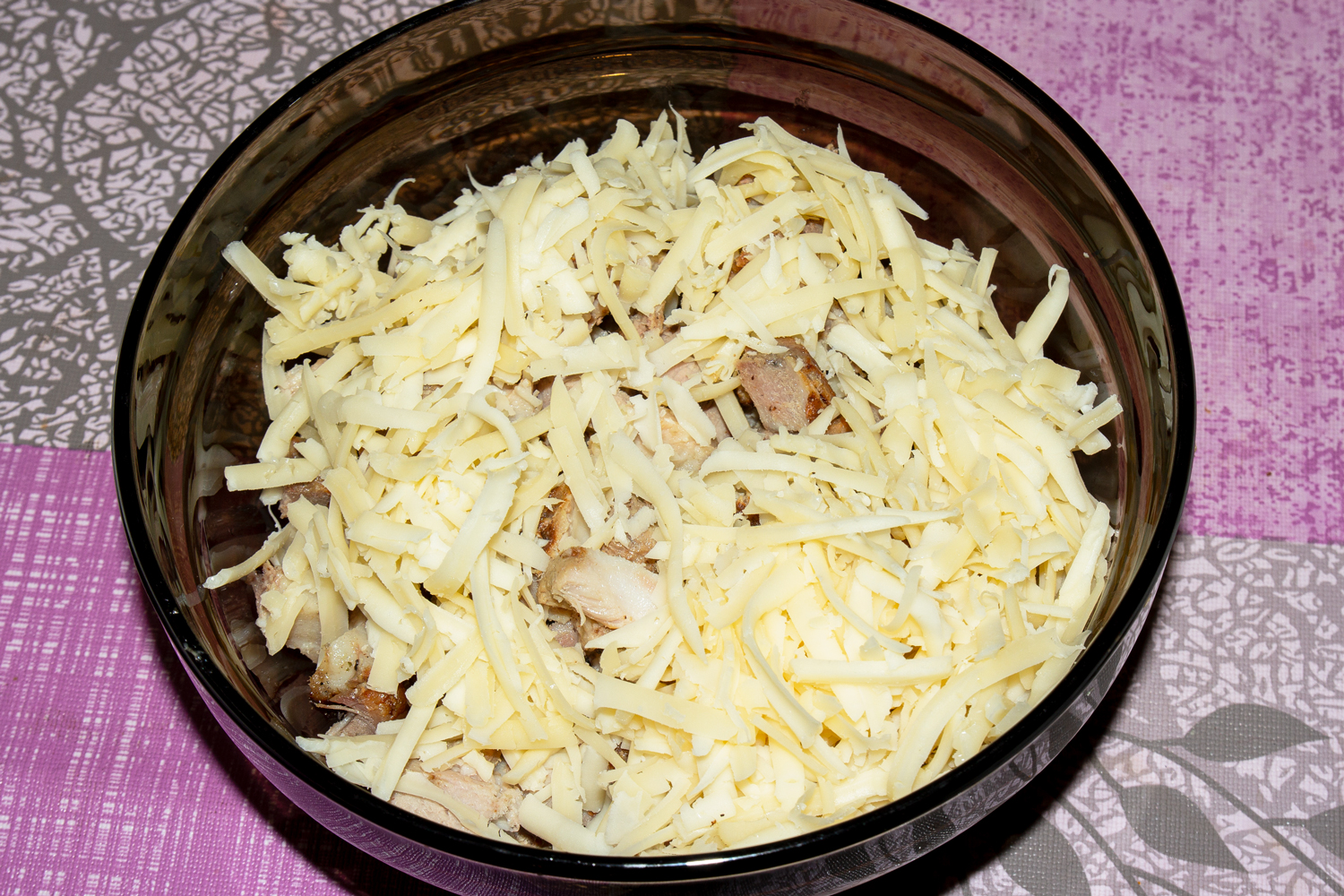 нарезанные продукты по рецепту Салат с шашлыком и жареными шампиньонами