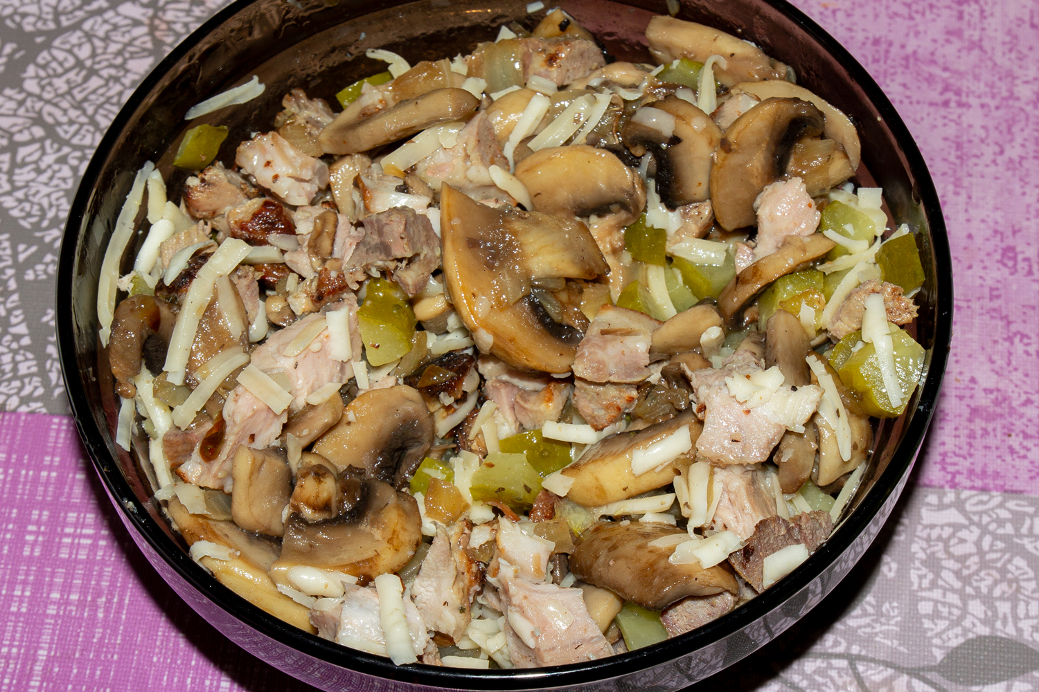 обжаренные продукты по рецепту Салат с шашлыком и жареными шампиньонами