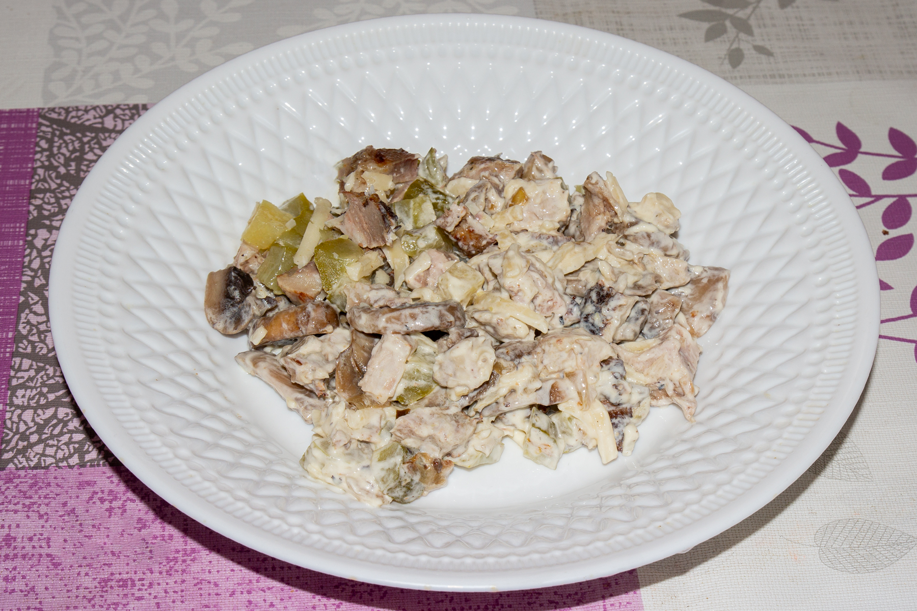 Салат с шашлыком и жареными шампиньонами