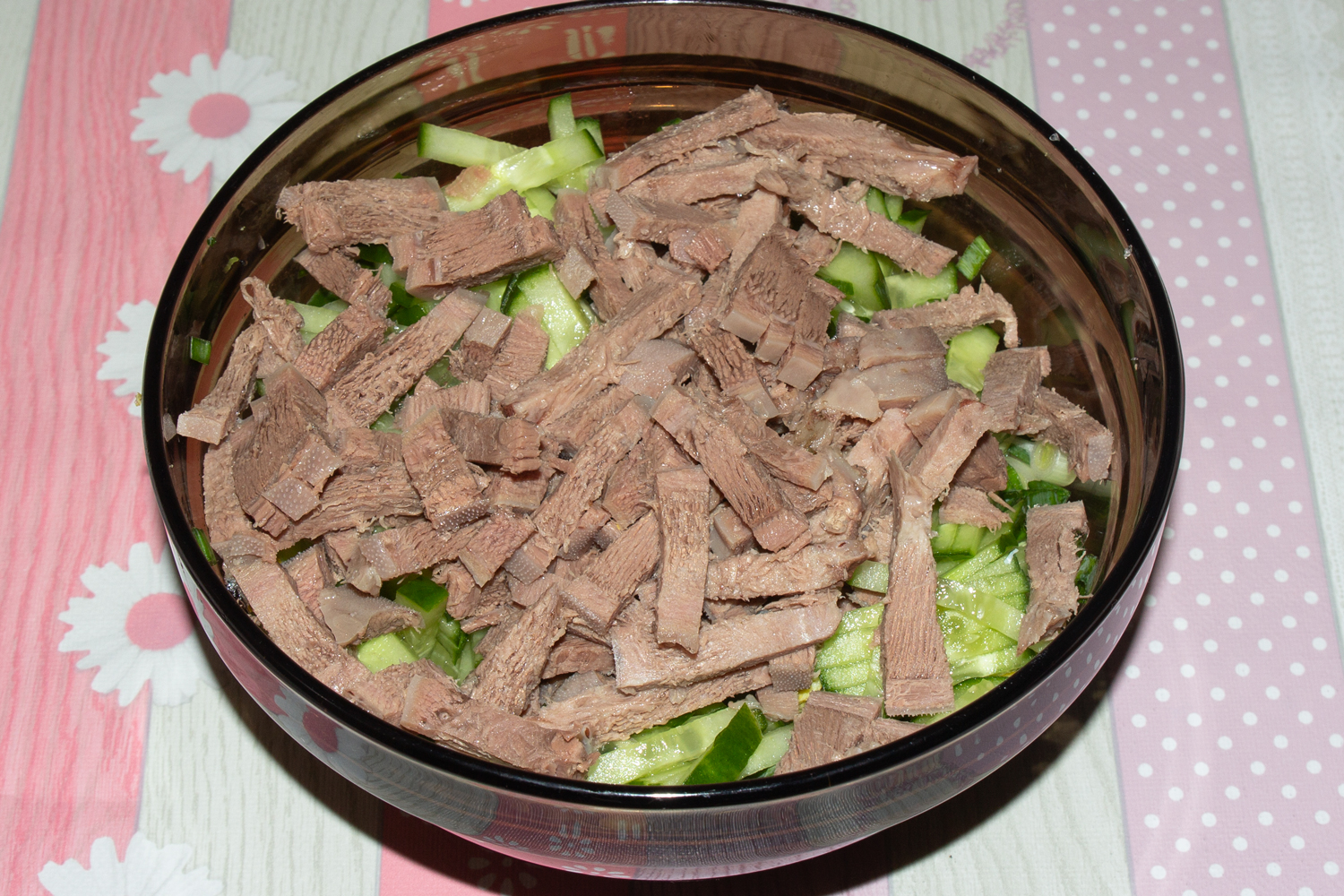 нарезанные продукты для рецепта Салат с языком и огурцом