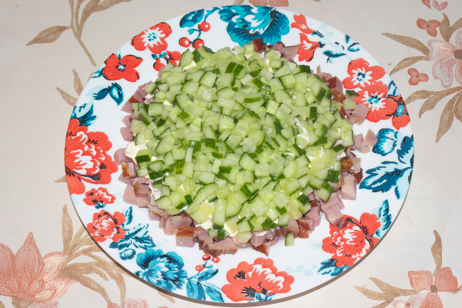 2 слой по рецепту Салат с копченой курицей, свежим огурцом и грибами