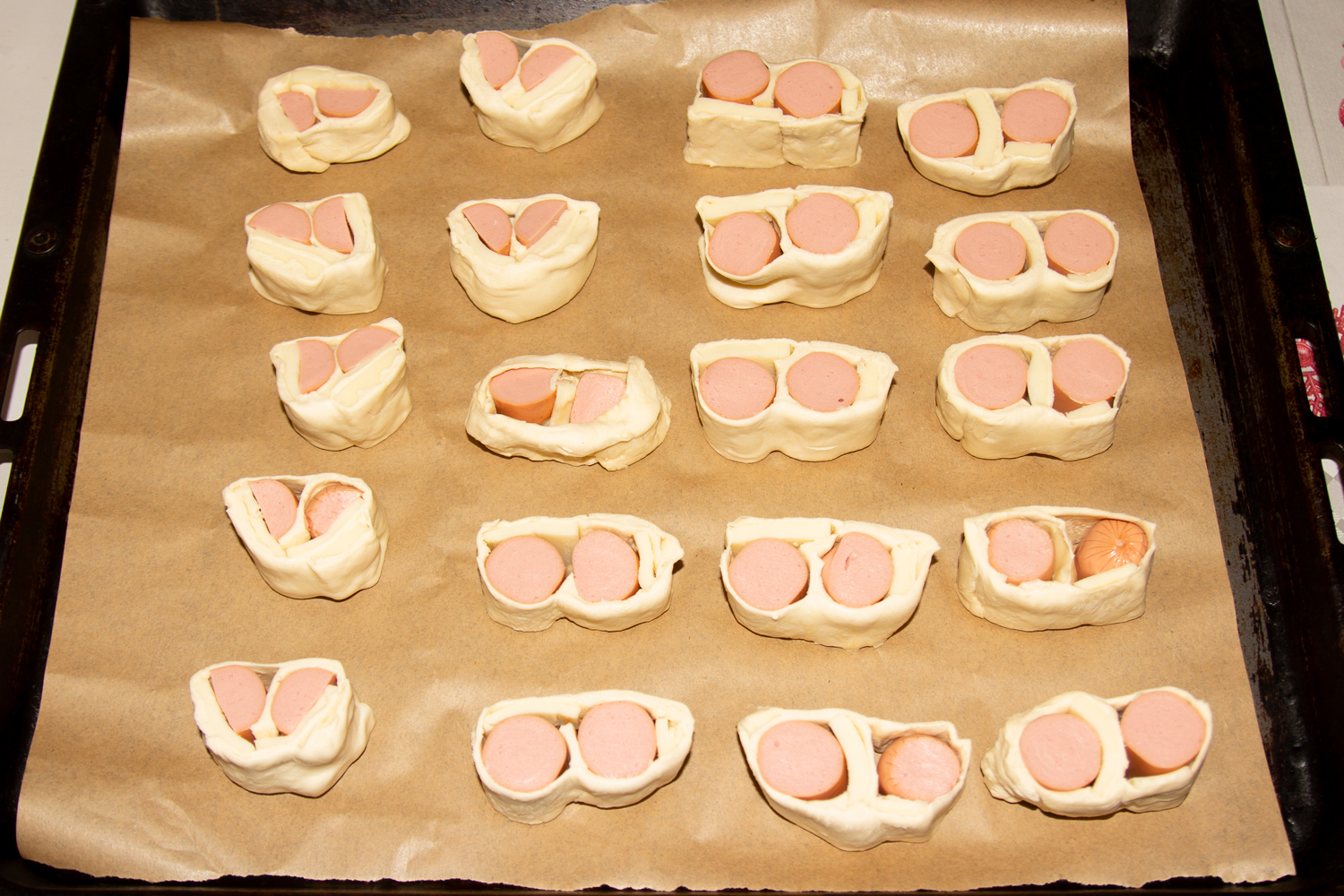 разрезанные сосиски по рецепту Мини-сосиски в тесте