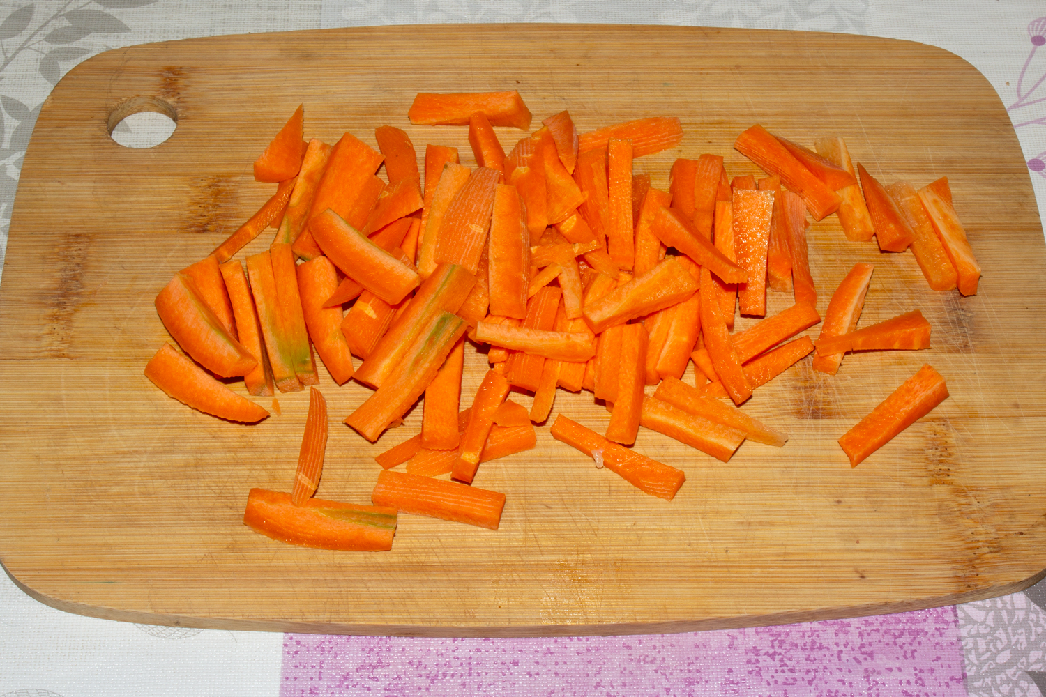 морковь нарежьте по рецепту Плов из утки нарезанная морковь по рецепту Плов из утки