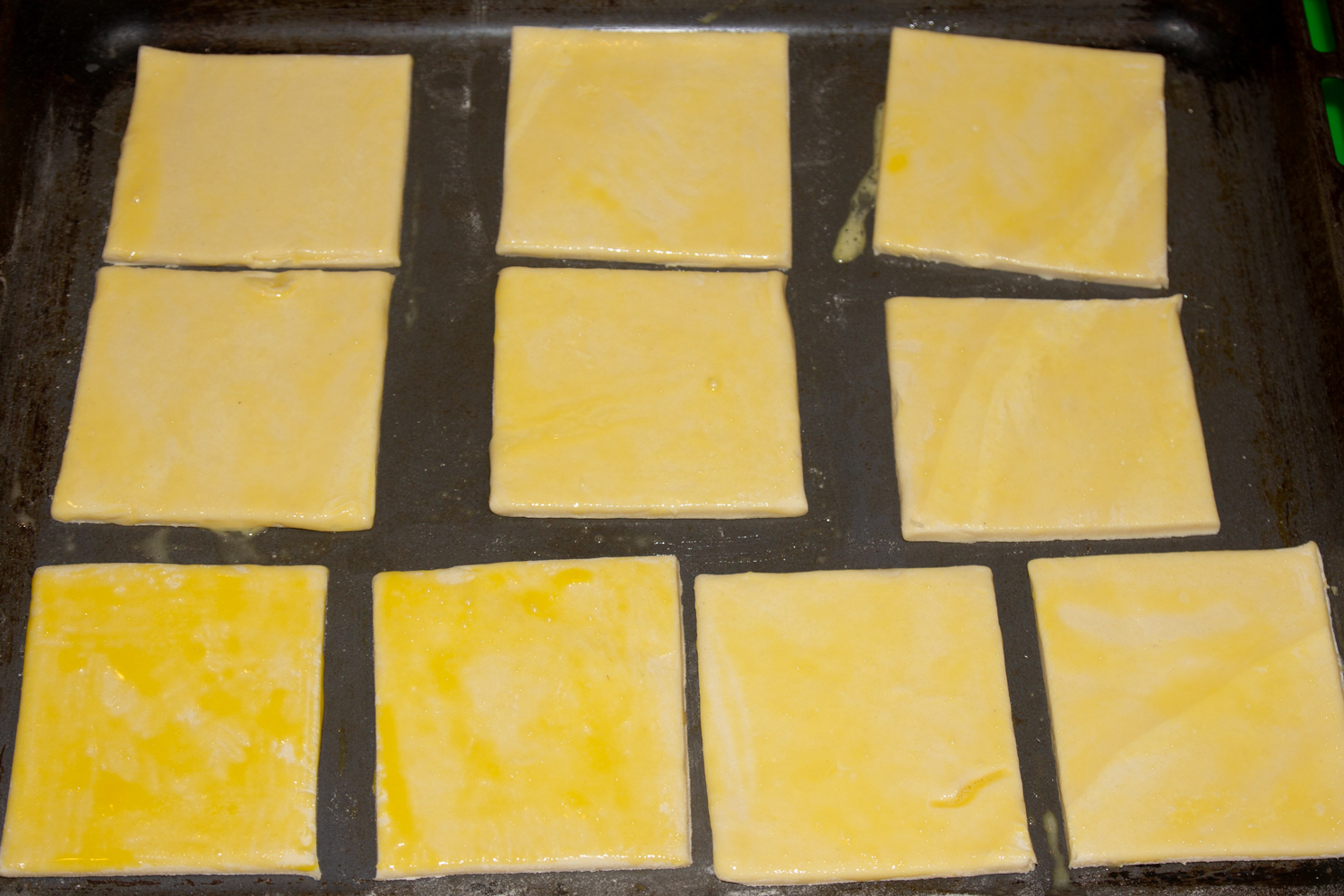 тесто смазанное яйцом по рецепту Мини пицца из слоеного теста