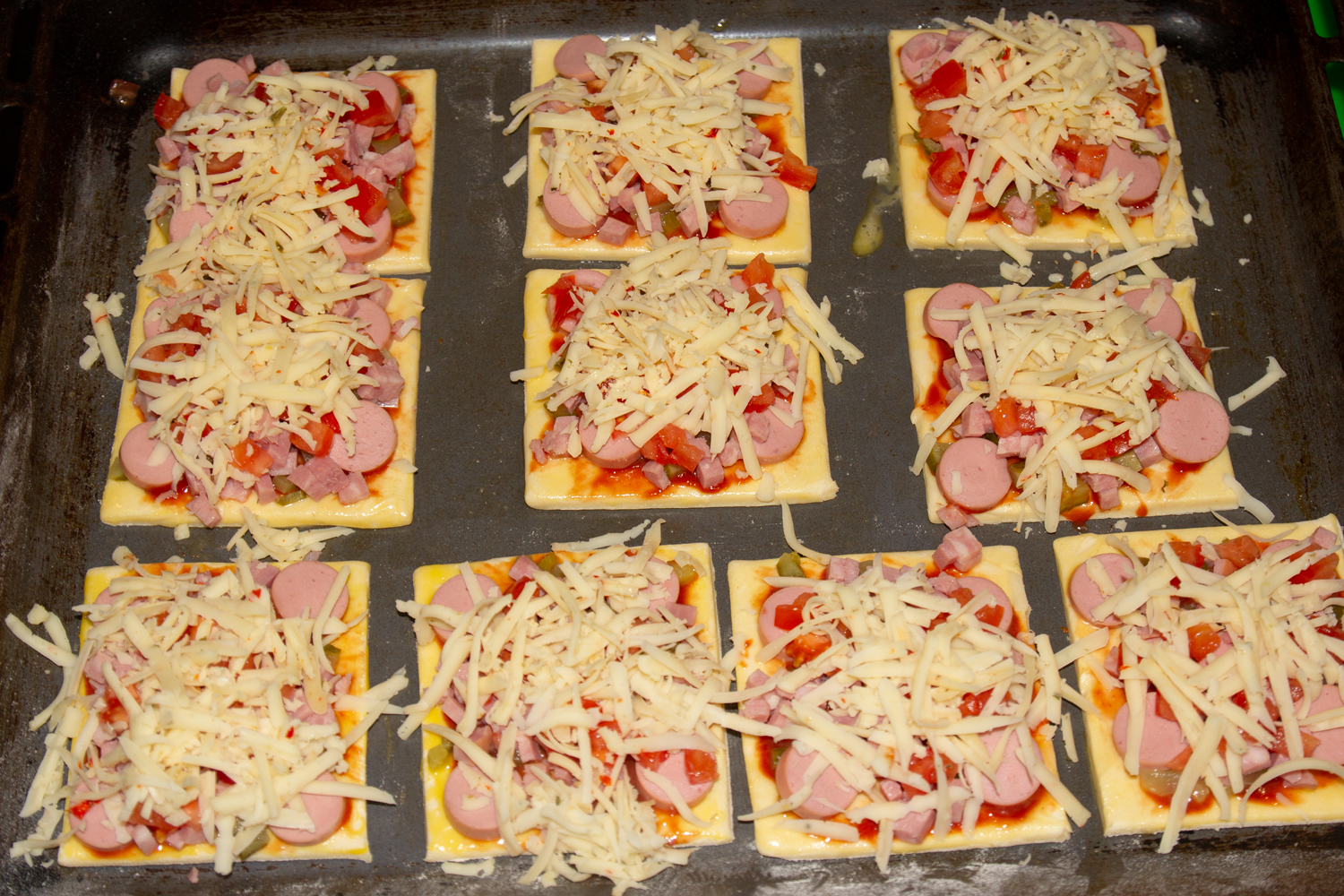 выложенный сыр по рецепту Мини пицца из слоеного теста