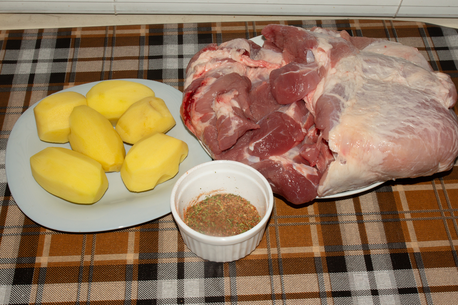 продукты для рецепта Свиная лопатка в духовке с картошкой 