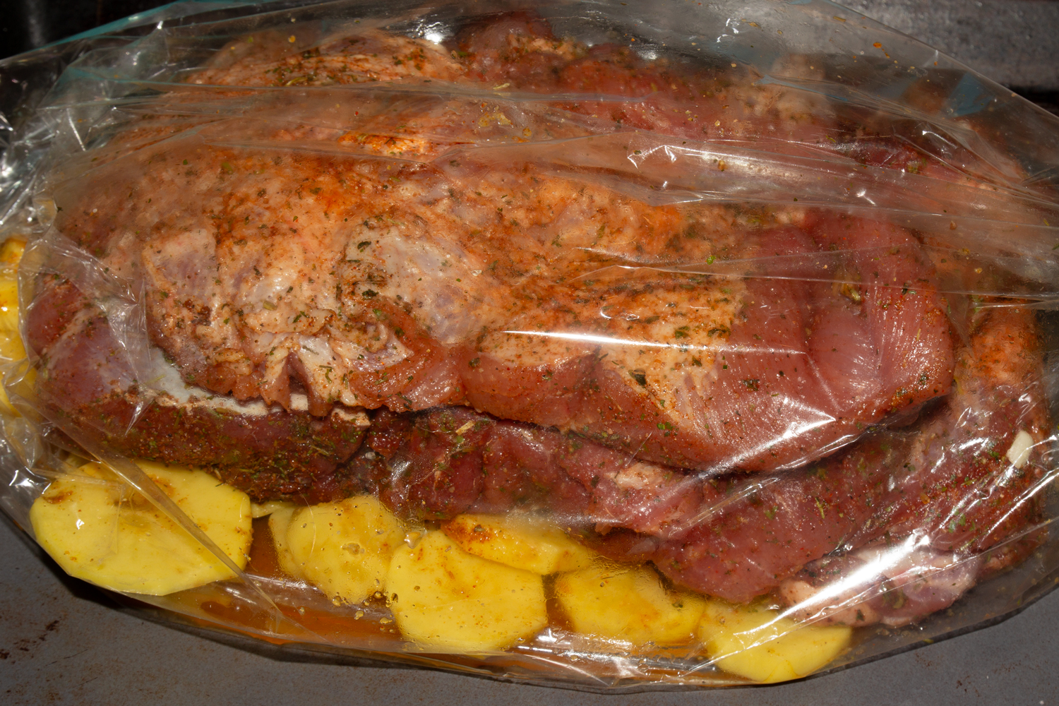 мясо в рукаве по рецепту Свиная лопатка в духовке с картошкой 