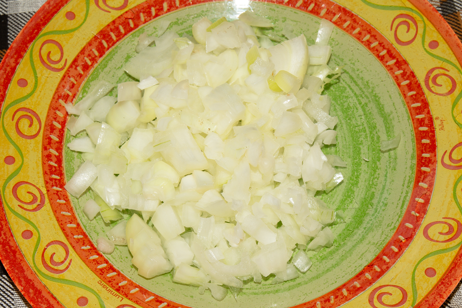 нарезанный лук по рецепту Солянка с копченостями