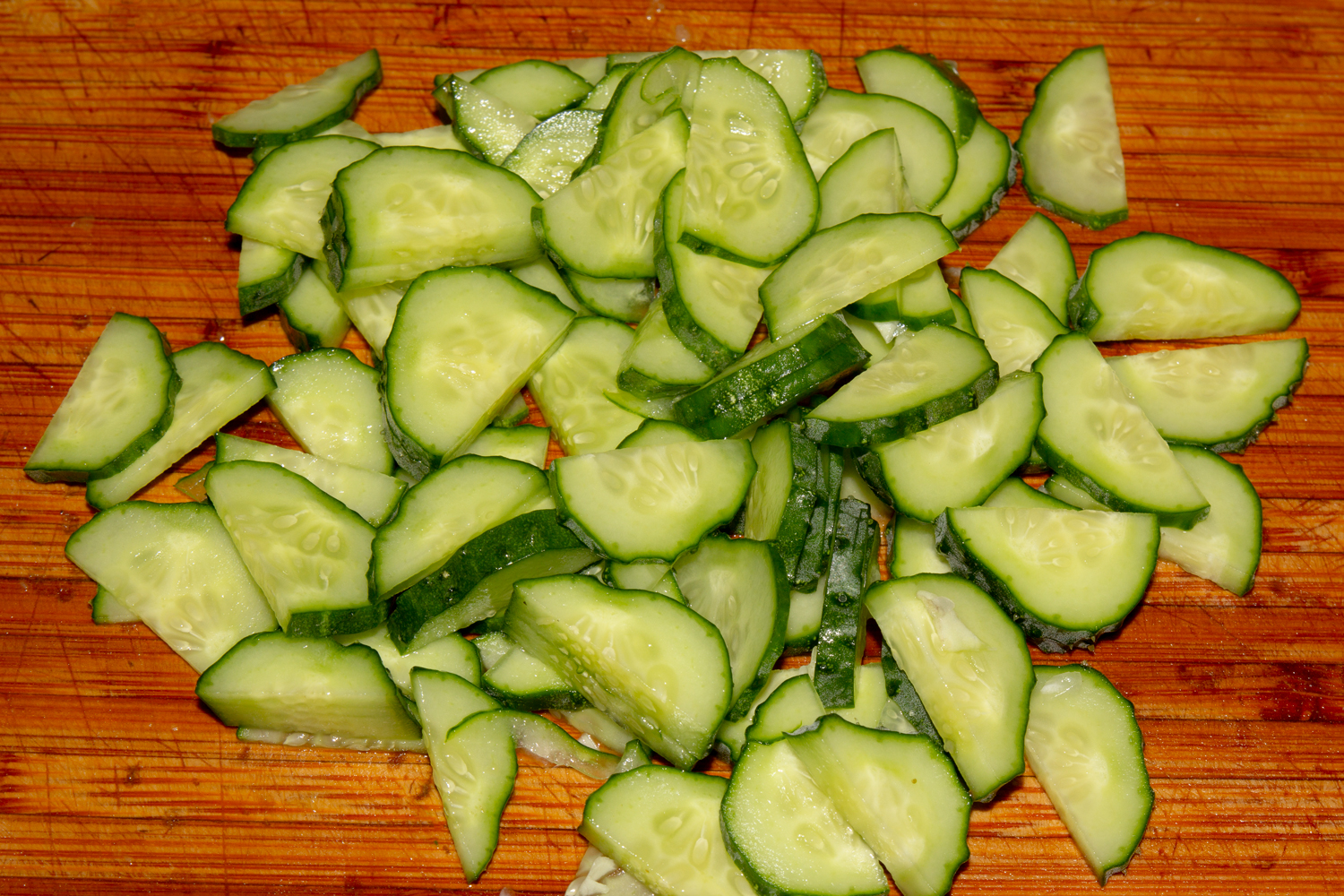 нарезанные огурцы по рецепту Капустный салат с огурцом