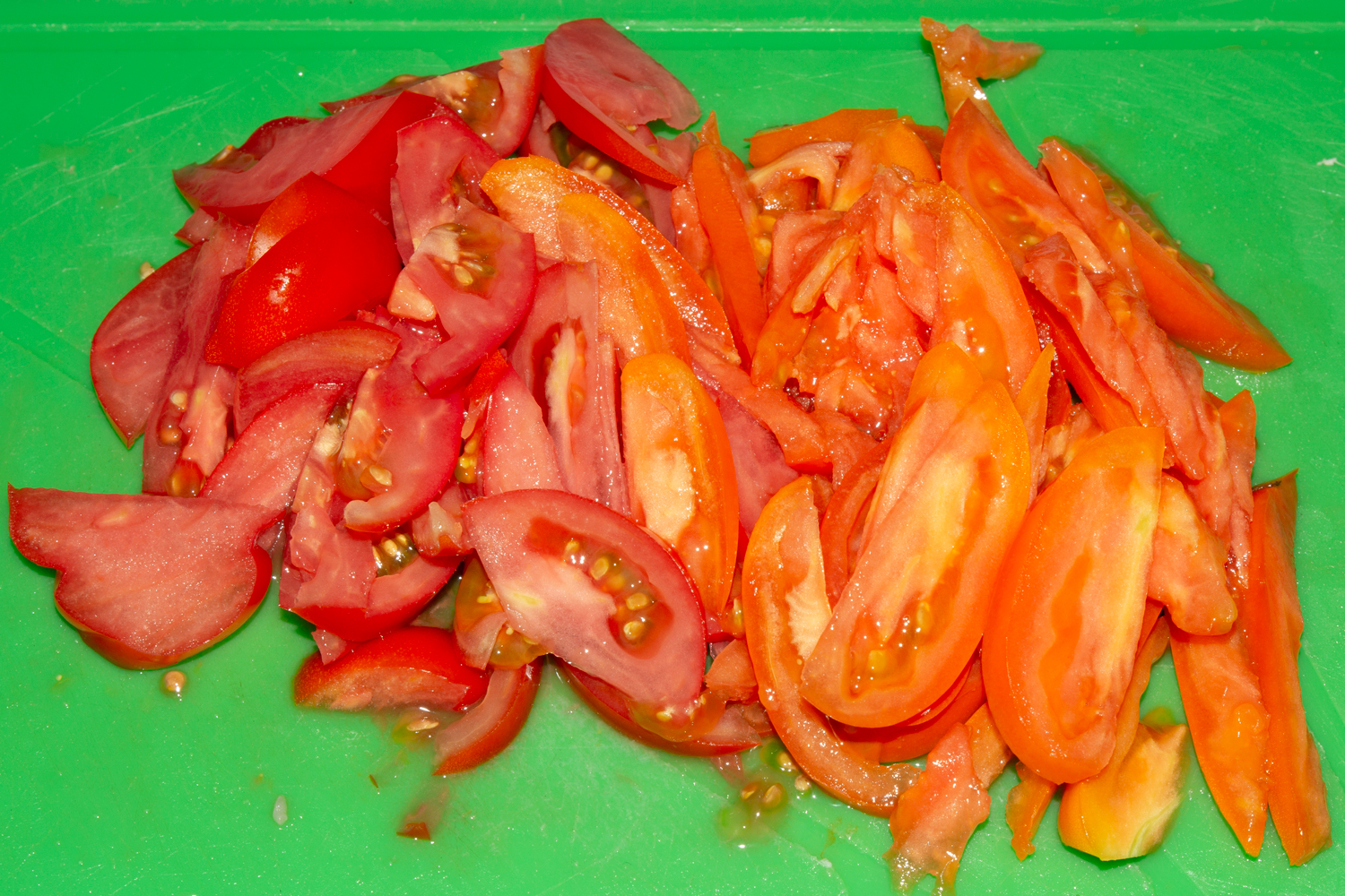 помидоры нарежьте по рецепту Салат с копченой рыбой Гурман