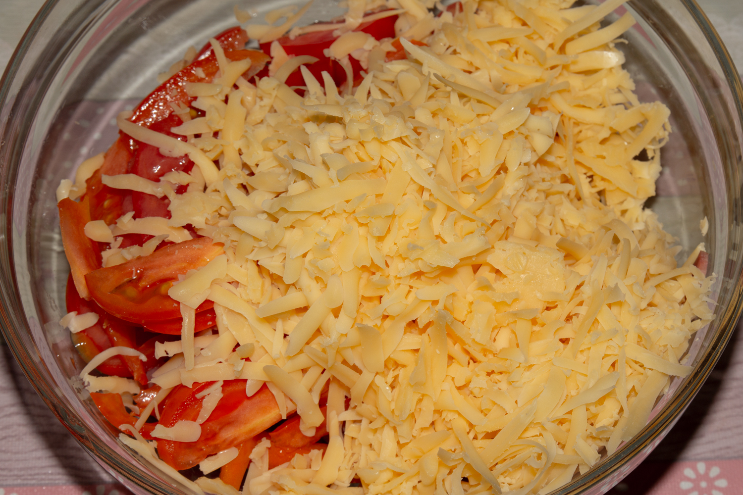 натертый сыр по рецепту Салат с копченой рыбой Гурман