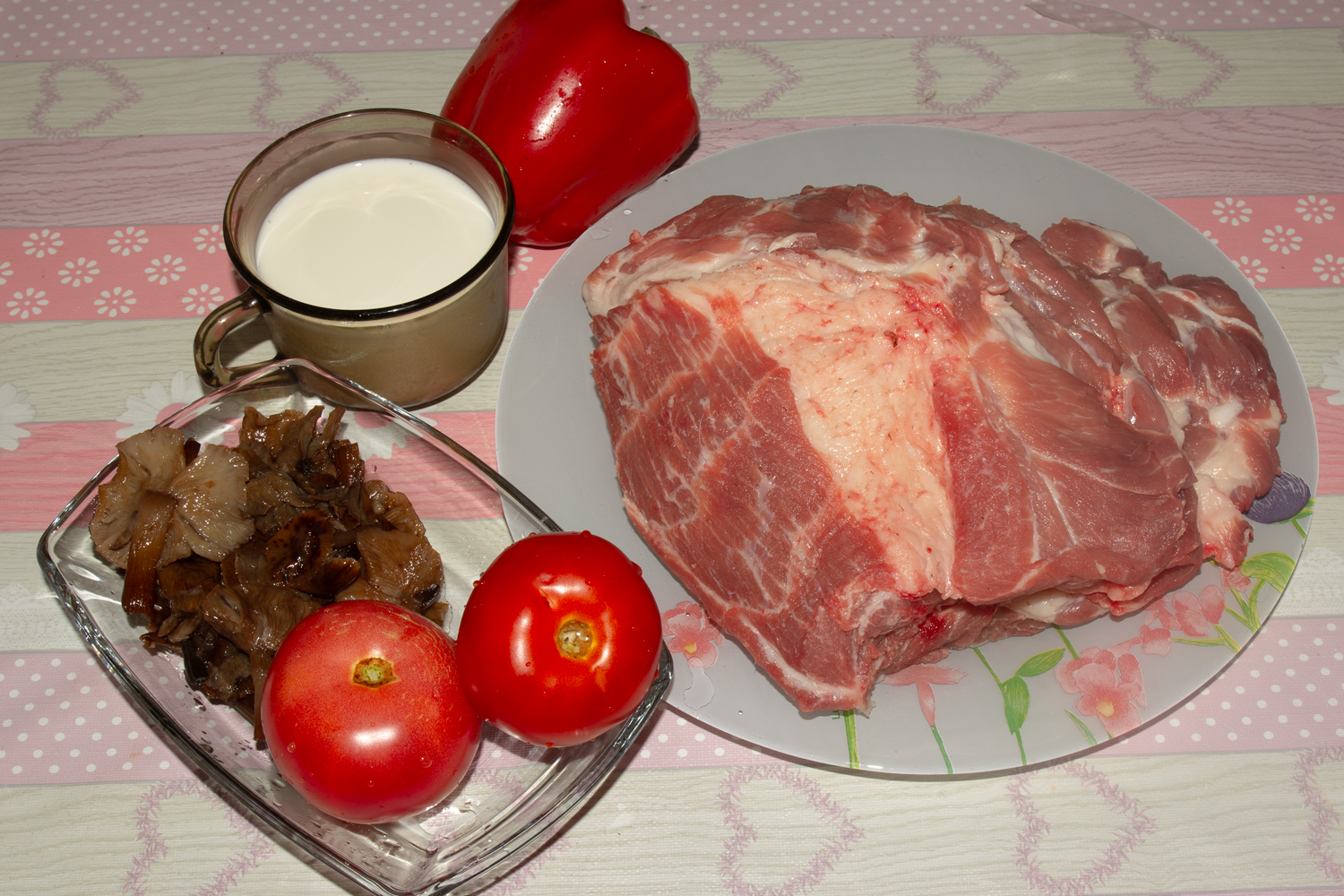 продукты для рецепта Свинина с овощами, тушеная в сливках