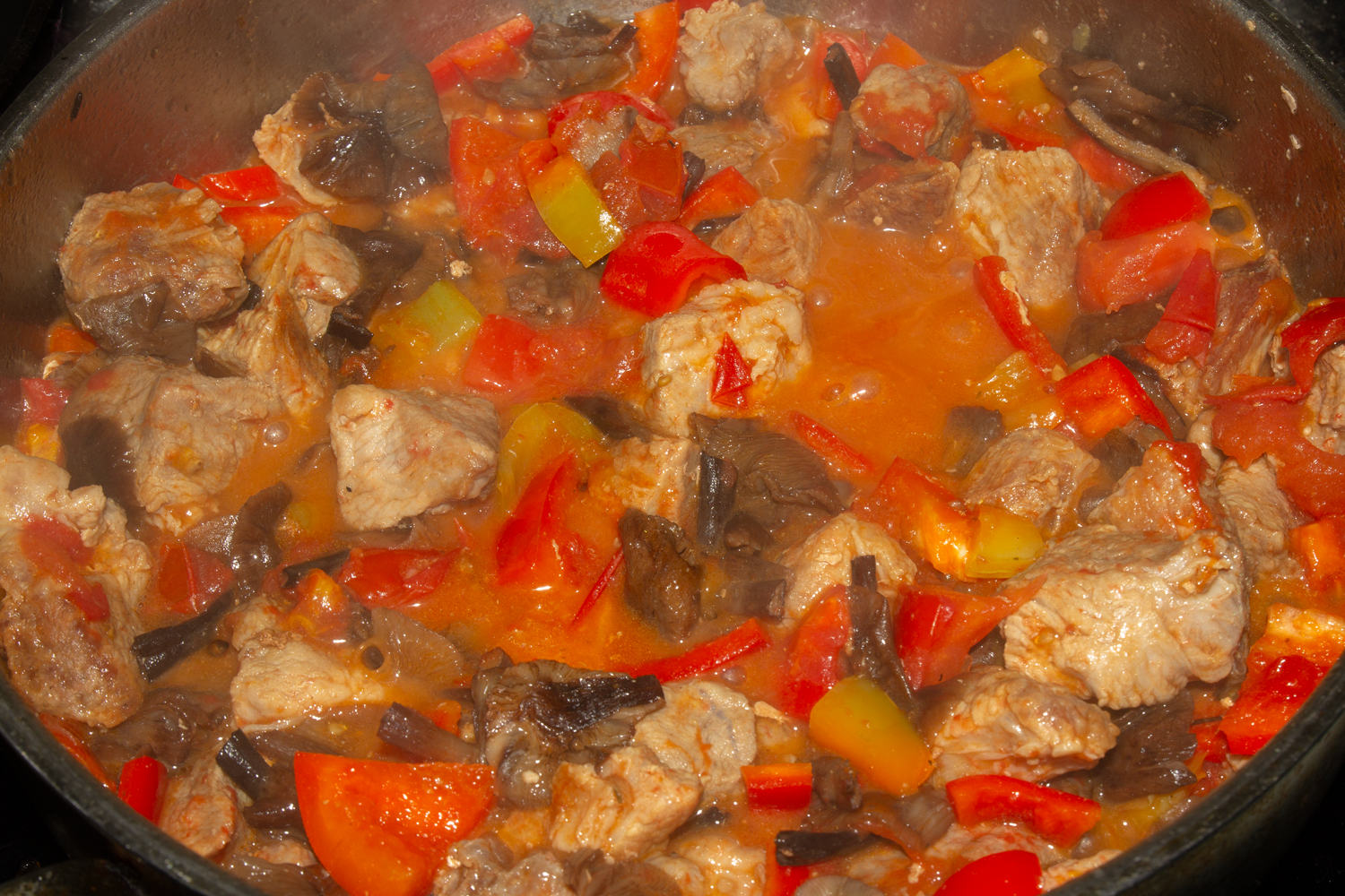 готовое мясо по рецепту Свинина с овощами, тушеная в сливках