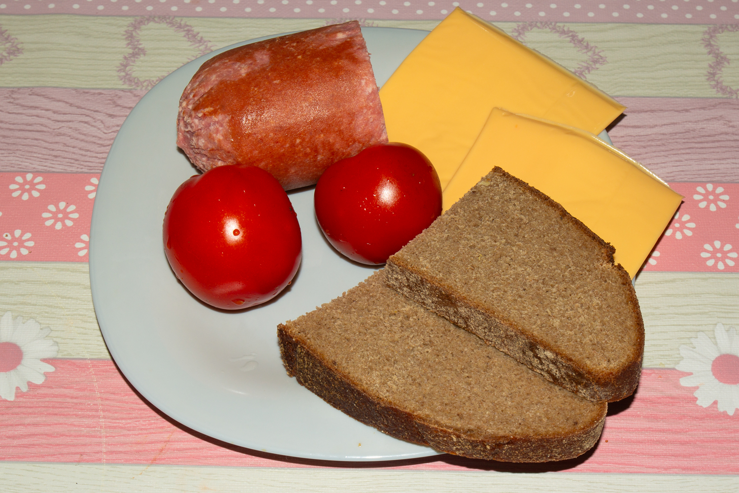 продукты для рецепта Горячие бутерброды с колбасой, сыром и помидорами