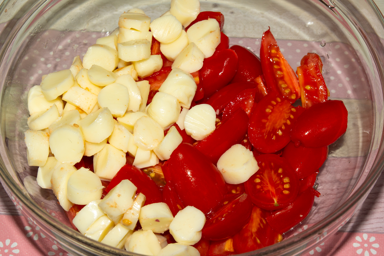 моцареллу нарежьте по рецепту Салат из красного перца и моцареллы нарезанная моцарелла по рецепту Салат из красного перца и моцареллы