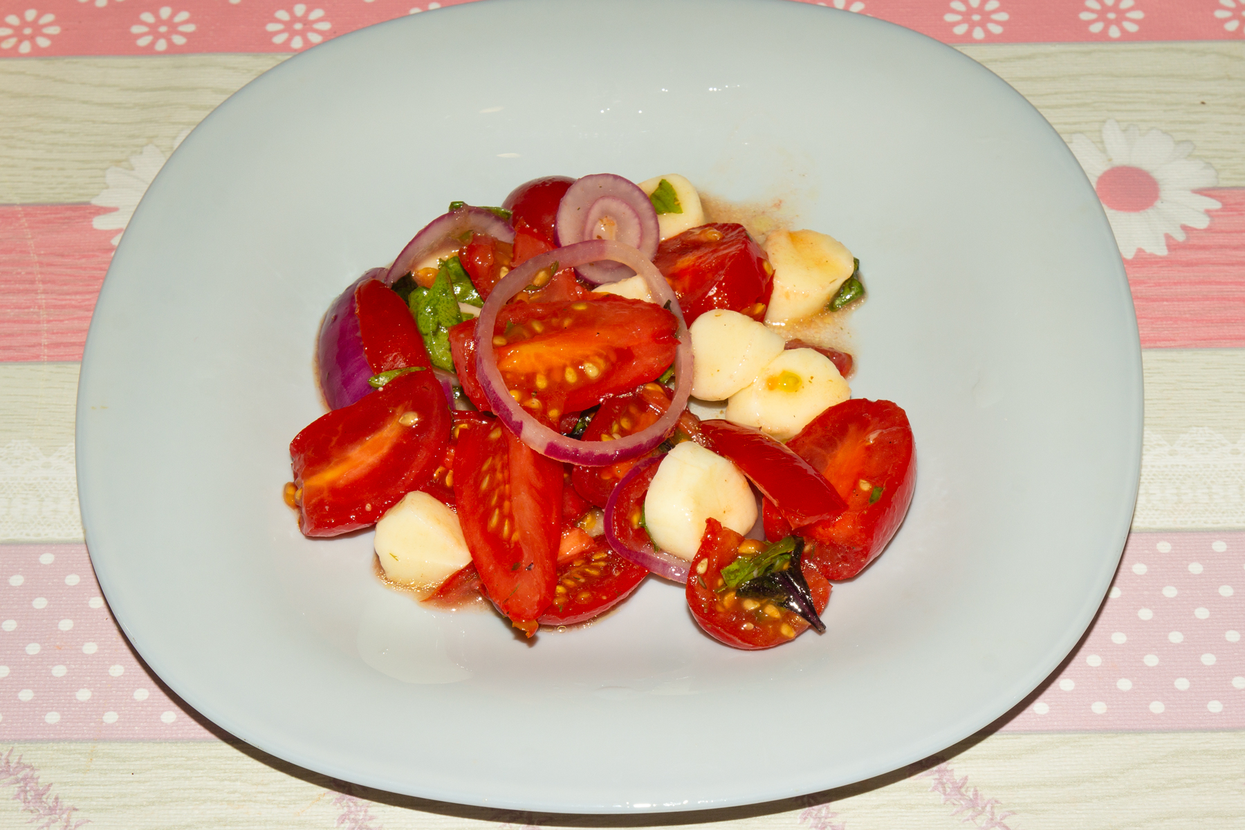 Фото к рецепту Салат из красного перца и моцареллы Салат из красного перца и моцареллы