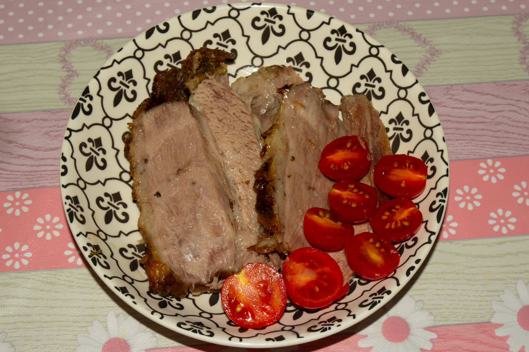 Фото к рецепту Свиная шейка в духовке Свиная шейка в духовке