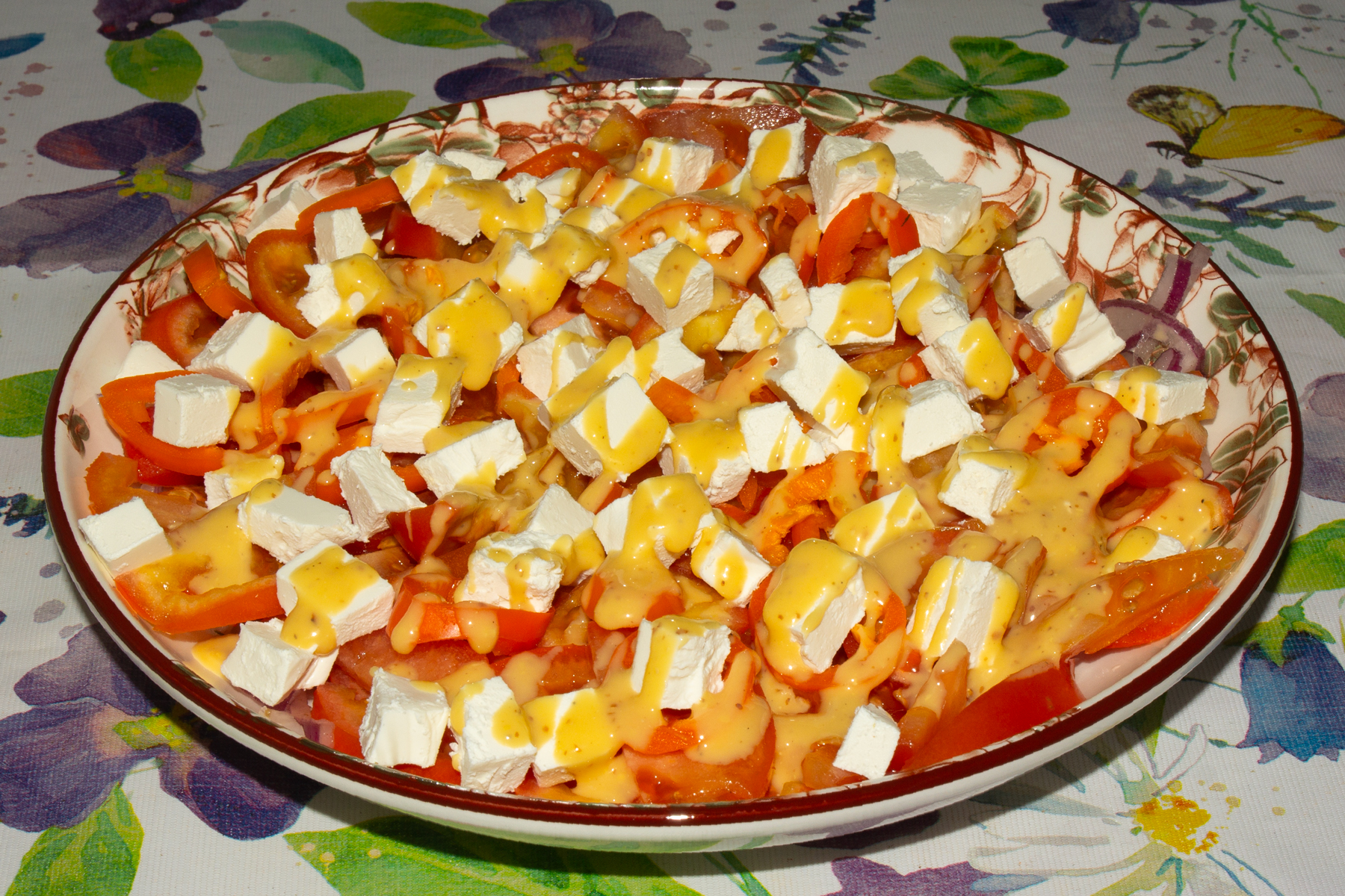 Фото к рецепту Салат помидорами и фетой Салат помидорами и фетой