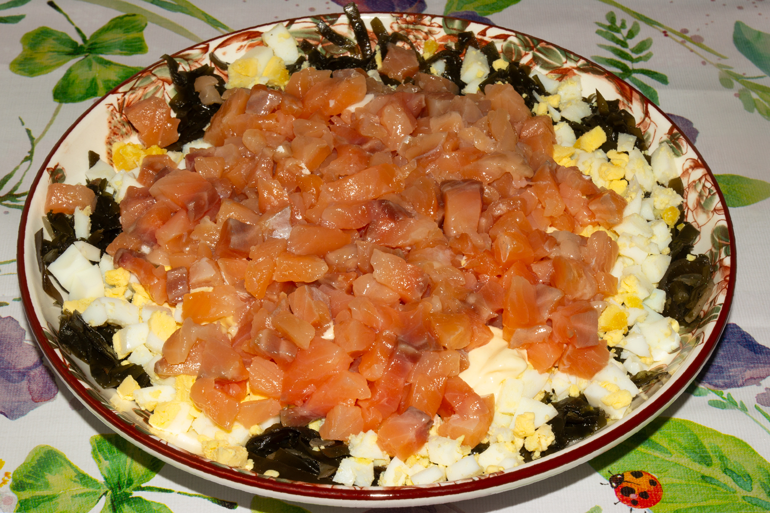 нарежьте ингредиенты для рецепта Салат рыбный с морской капустой нарезанные продукты для рецепта Салат рыбный с морской капустой