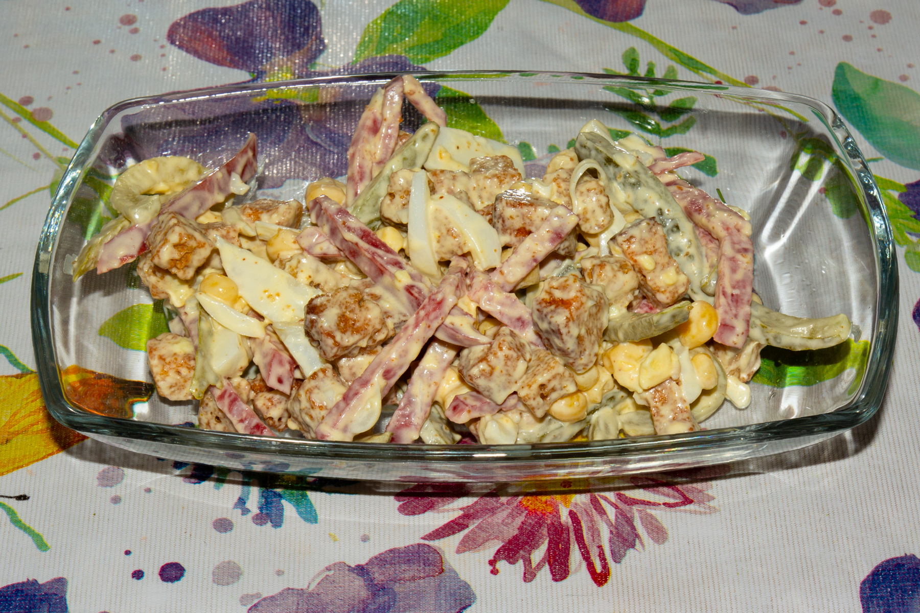 Салат "Мужской" с копченой колбасой и солеными огурцами