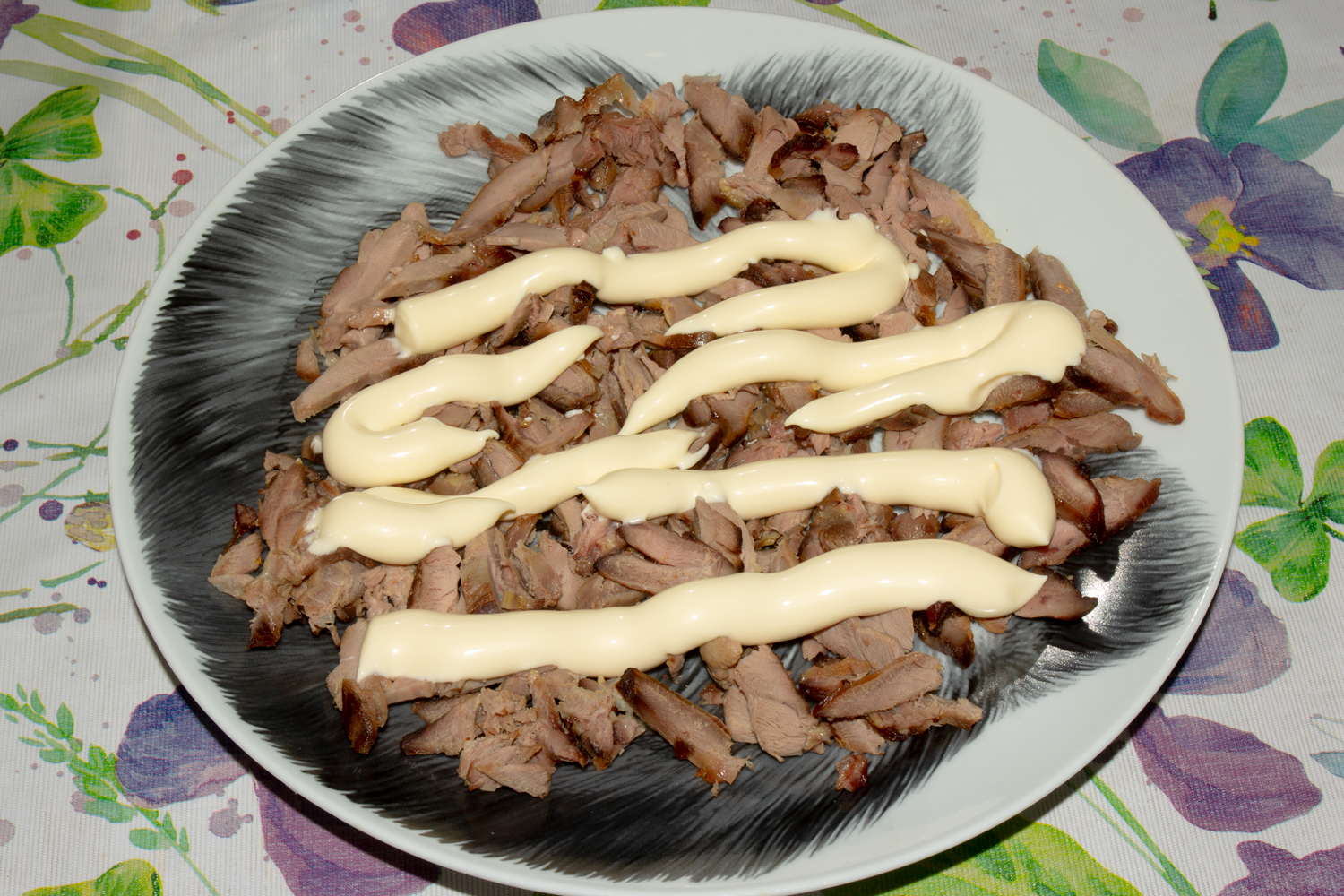 1 слой по рецепту Слоеный салат с курицей и ананасами