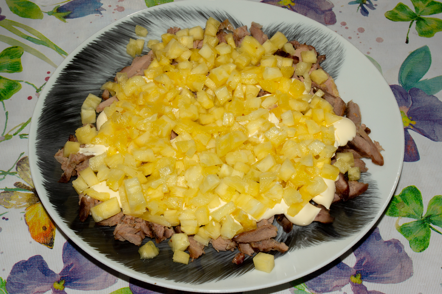 2 слой по рецепту Слоеный салат с курицей и ананасами
