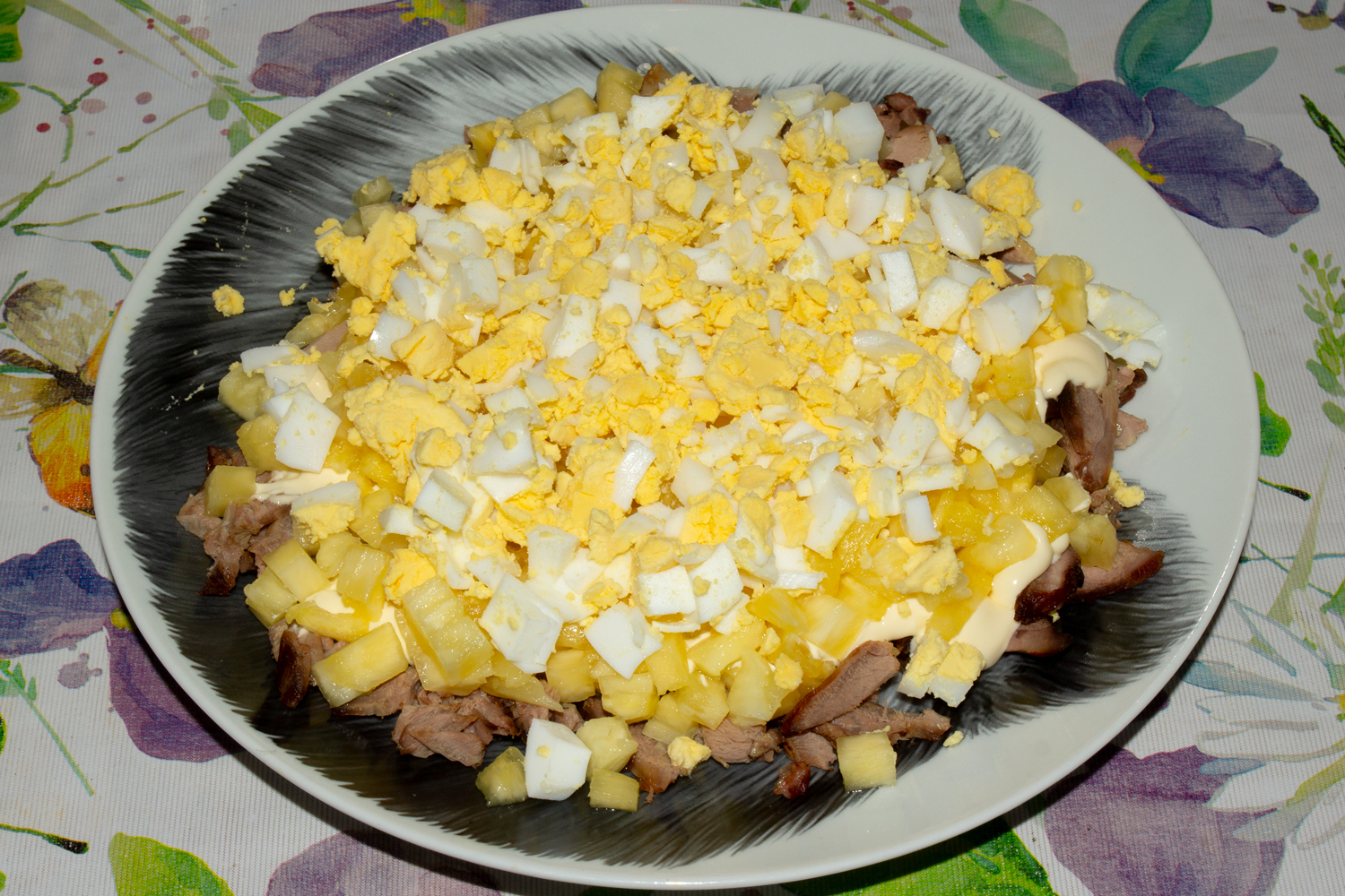 3 слой по рецепту Слоеный салат с курицей и ананасами