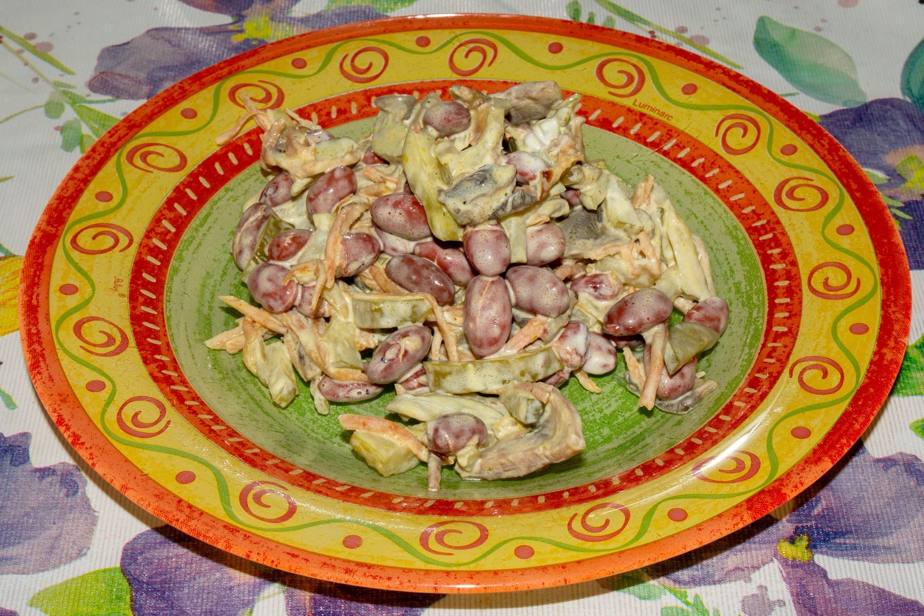 Фото к рецепту Салат с консервированной фасолью, солёными огурцами, жареными шампиньонами и морковью Салат с консервированной фасолью, солёными огурцами, жареными шампиньонами и морковью