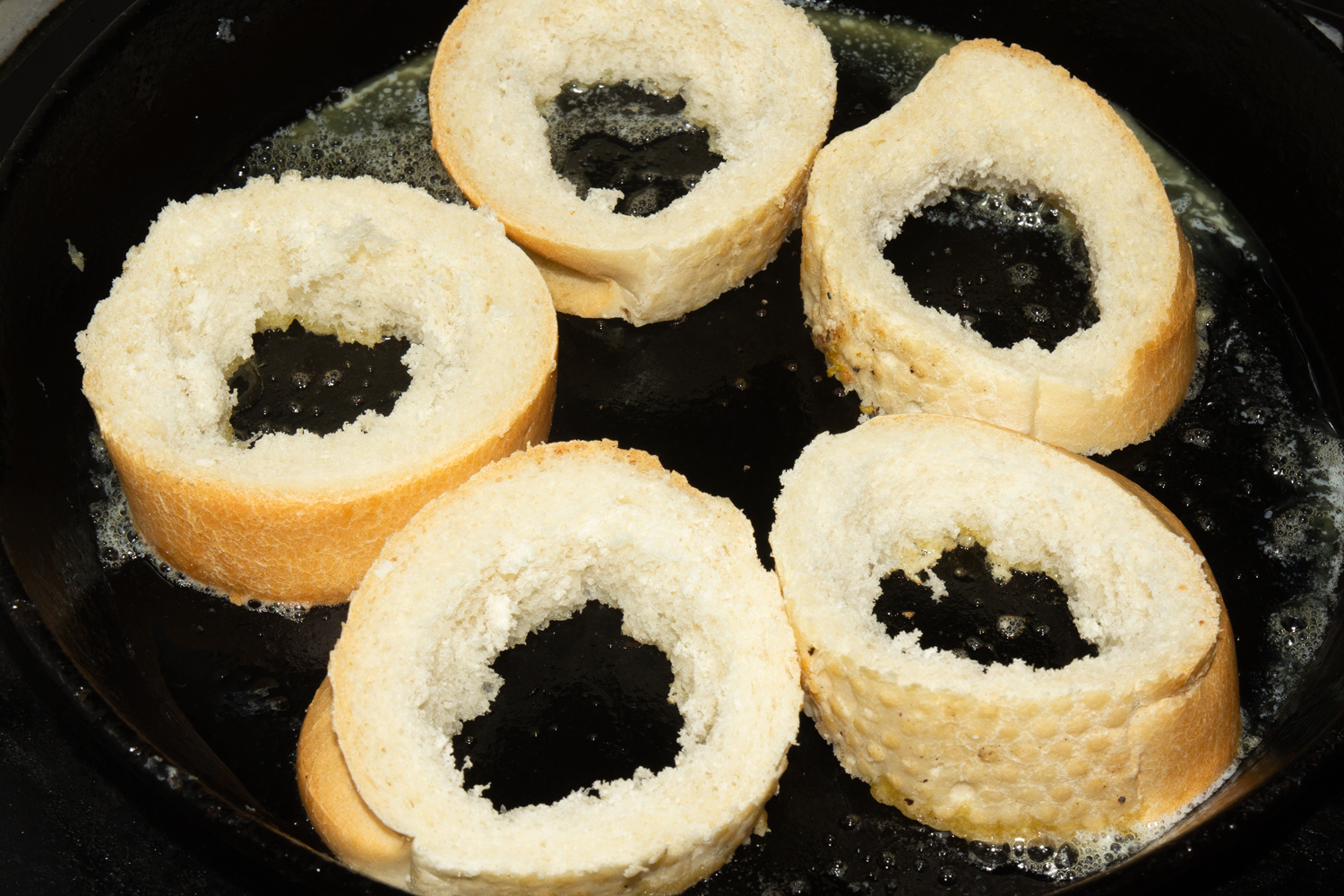 обжаренный хлеб по рецепту Яичница в хлебе на сковороде с колбасой и сыром