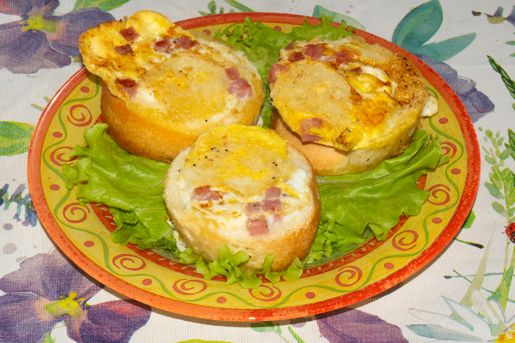 Яичница в хлебе на сковороде с колбасой и сыром